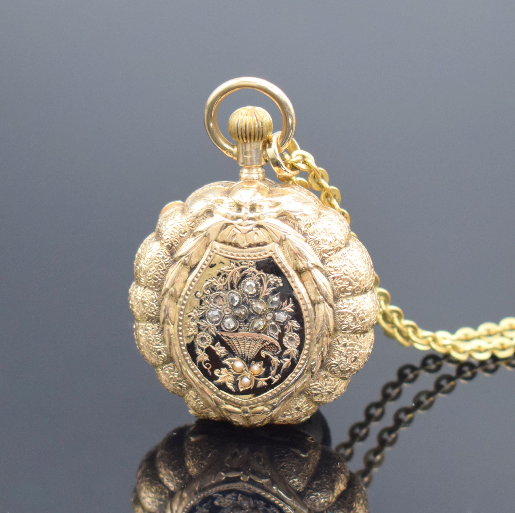 Detail b: ALBERT GENEVE Savonette in RoseG 585/000, Schweiz um 1900, 3-Deckel Goldgeh. aufw. floral grav. & teils email., Sprungdeckel m. Diamanten & Perlen ...