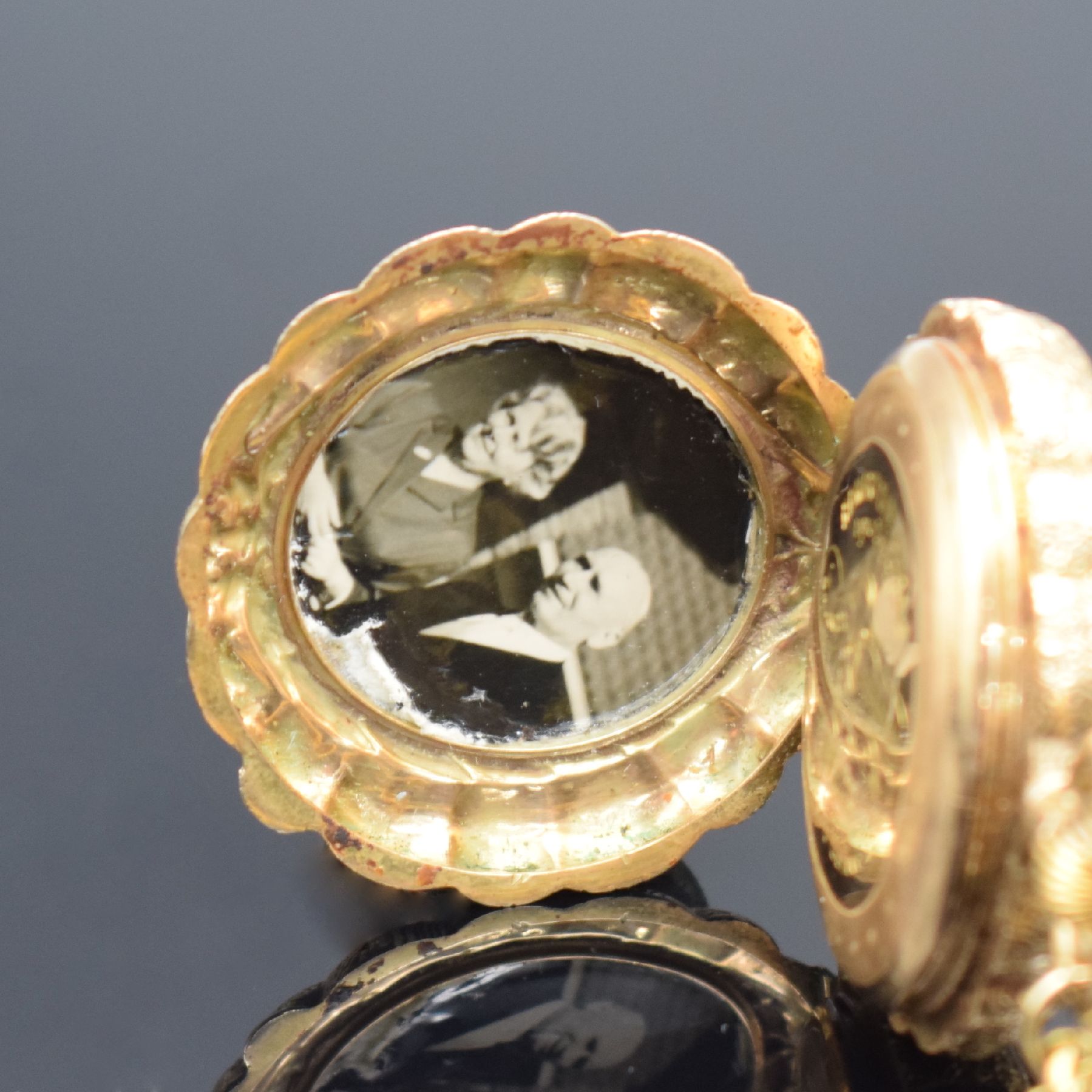 Detail d: ALBERT GENEVE Savonette in RoseG 585/000, Schweiz um 1900, 3-Deckel Goldgeh. aufw. floral grav. & teils email., Sprungdeckel m. Diamanten & Perlen ...