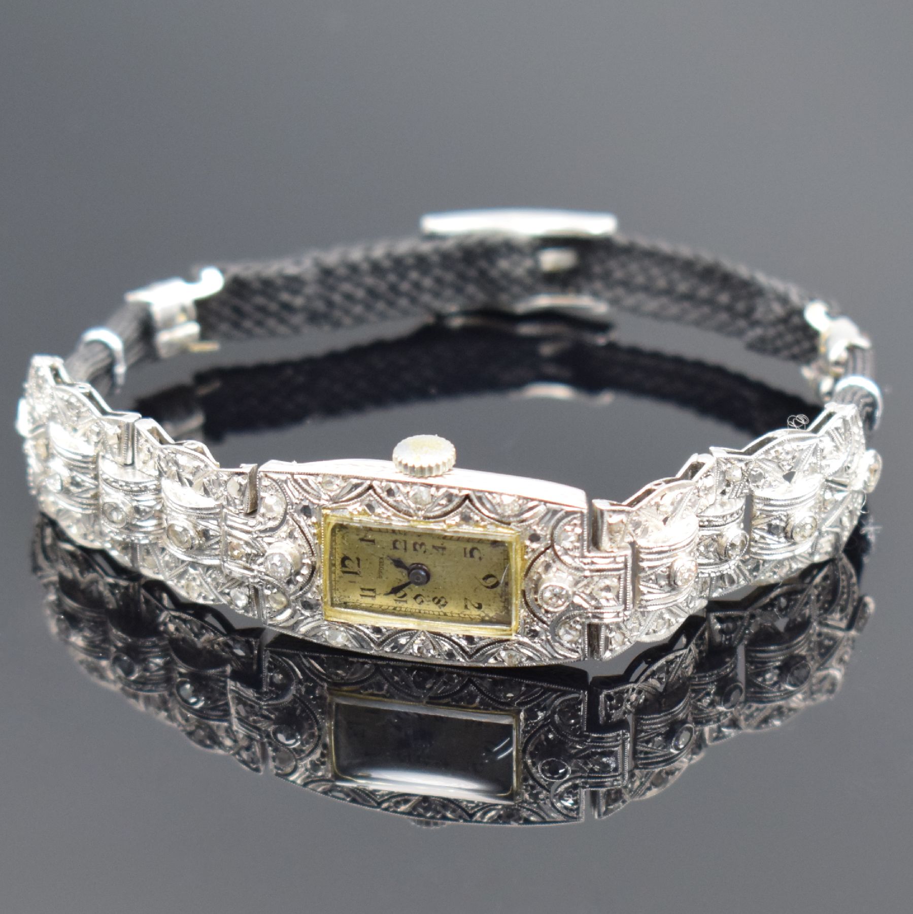 Detail b: ESKA / S. KOCHER Art Deco Damenarmbanduhr in Platin, Schweiz um 1930, Handaufzug, 2-teil. Scharniergeh. (Scharnier def.) & Teile d. Bandes in Platin ...