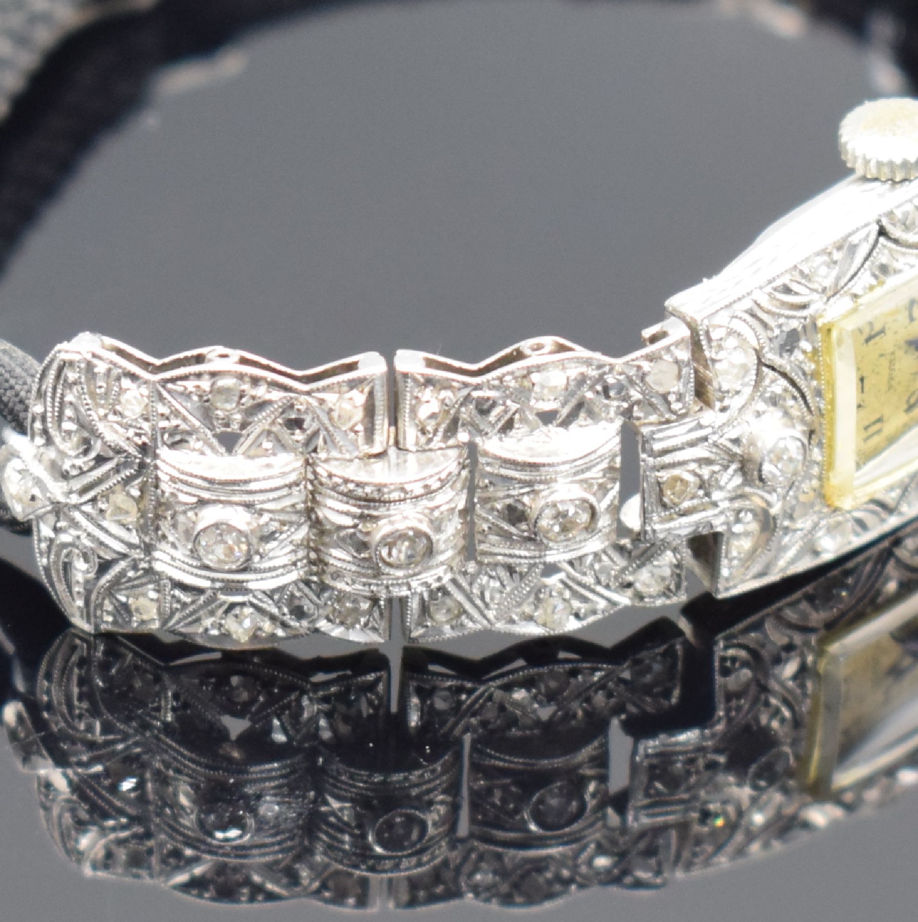 Detail c: ESKA / S. KOCHER Art Deco Damenarmbanduhr in Platin, Schweiz um 1930, Handaufzug, 2-teil. Scharniergeh. (Scharnier def.) & Teile d. Bandes in Platin ...