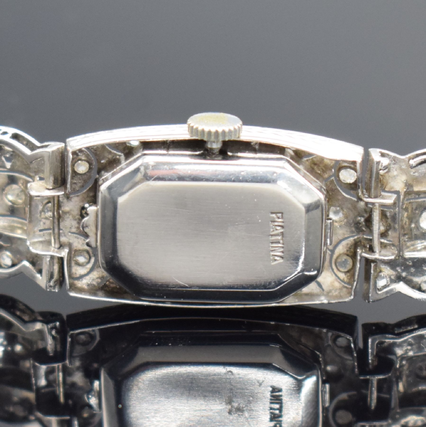 Detail d: ESKA / S. KOCHER Art Deco Damenarmbanduhr in Platin, Schweiz um 1930, Handaufzug, 2-teil. Scharniergeh. (Scharnier def.) & Teile d. Bandes in Platin ...