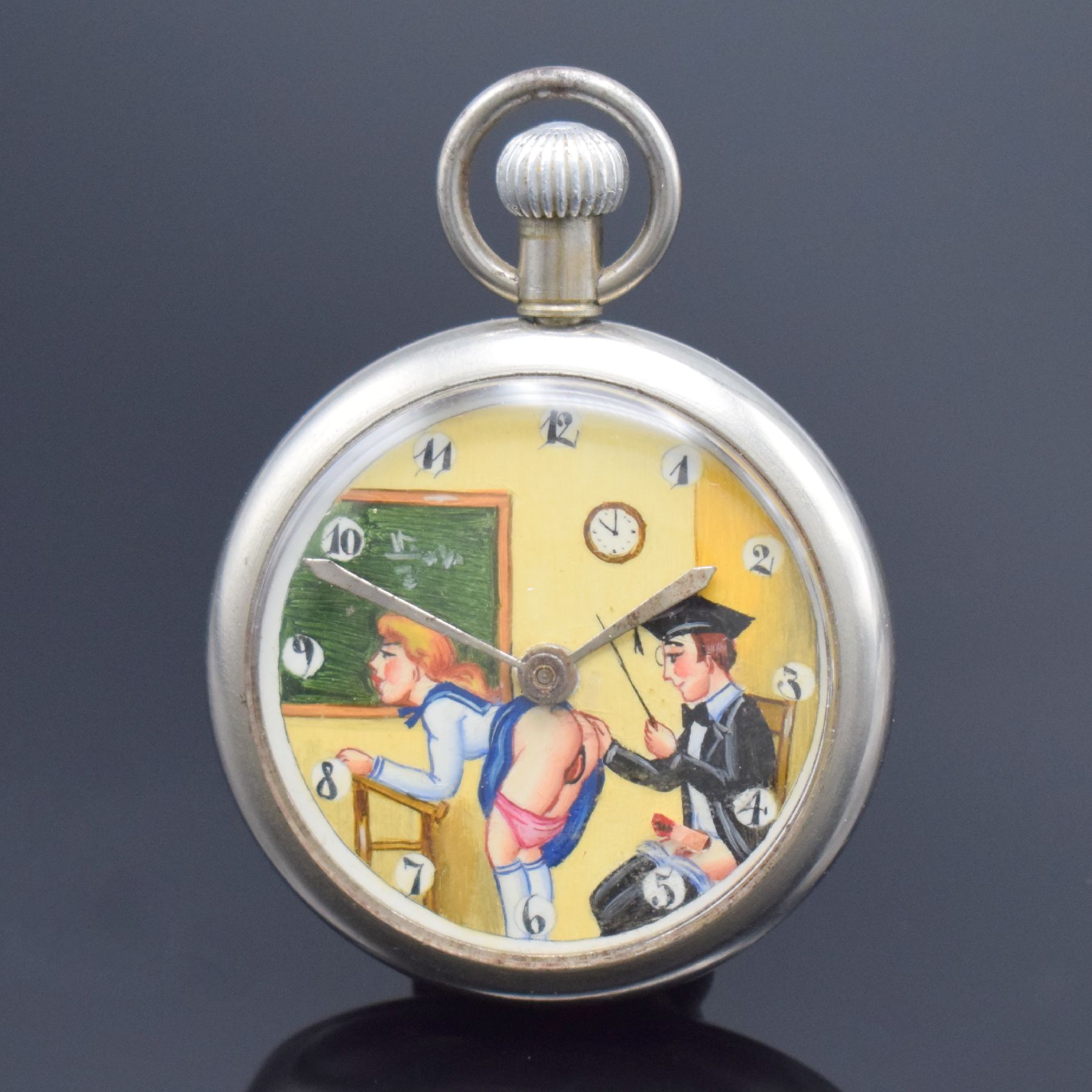 Offene Herrentaschenuhr mit erotischer Darstellung, um 1915, 2-teil. Nickelgeh., Boden aufgedr., Zifferbl. m. erotischer Bemalung spät. auf ...