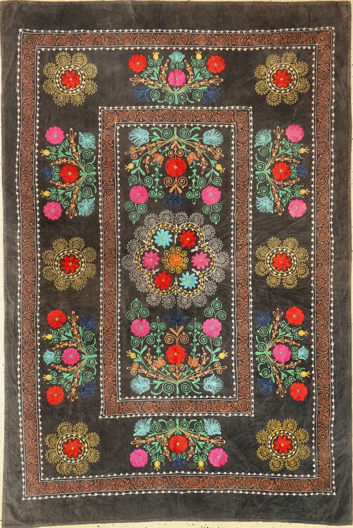 Susani alt, Uzbekistan, um 1960, Wolle und Seidenstickerei auf Samt, ca. 194 x 130 cm, EHZ: 2(Verblaßt).
