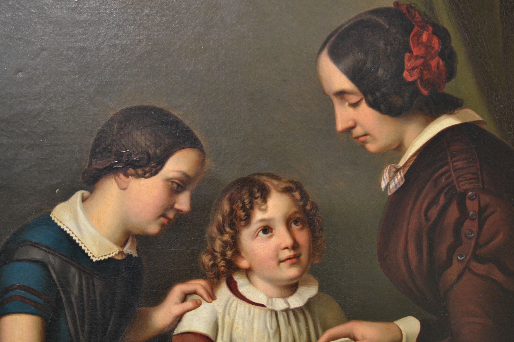Detail b: Unbekannter Künstler des Biedermeier, deutsch, um 1820-30, Mutter mit zwei Kindern beim Betrachten eines Buches, Öl/Lwd, feine lasierende Malerei ...