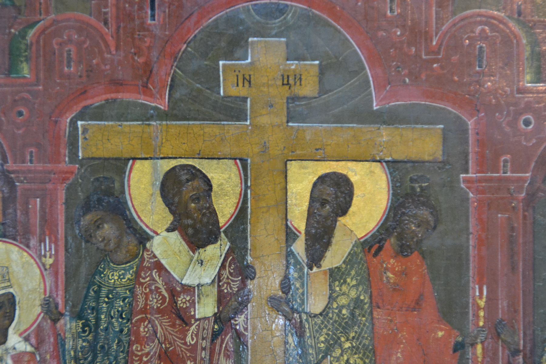 Detail c: Festtags-Ikone, Russland, um 1860/70, Erhöhung des wahren Kreuzes, architektonische Gliederung, zwei Bischöfe halten das Kreuz, flankiert von ...
