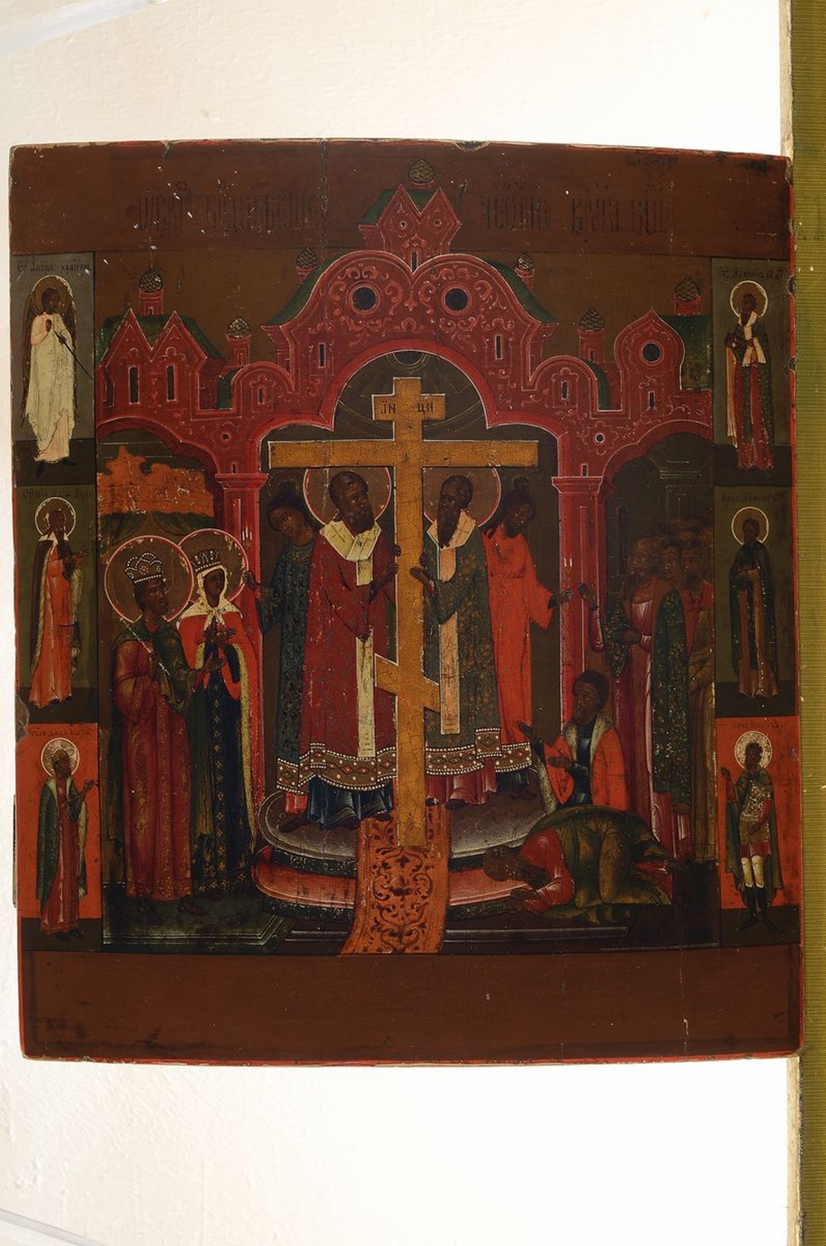 Detail k: Festtags-Ikone, Russland, um 1860/70, Erhöhung des wahren Kreuzes, architektonische Gliederung, zwei Bischöfe halten das Kreuz, flankiert von ...
