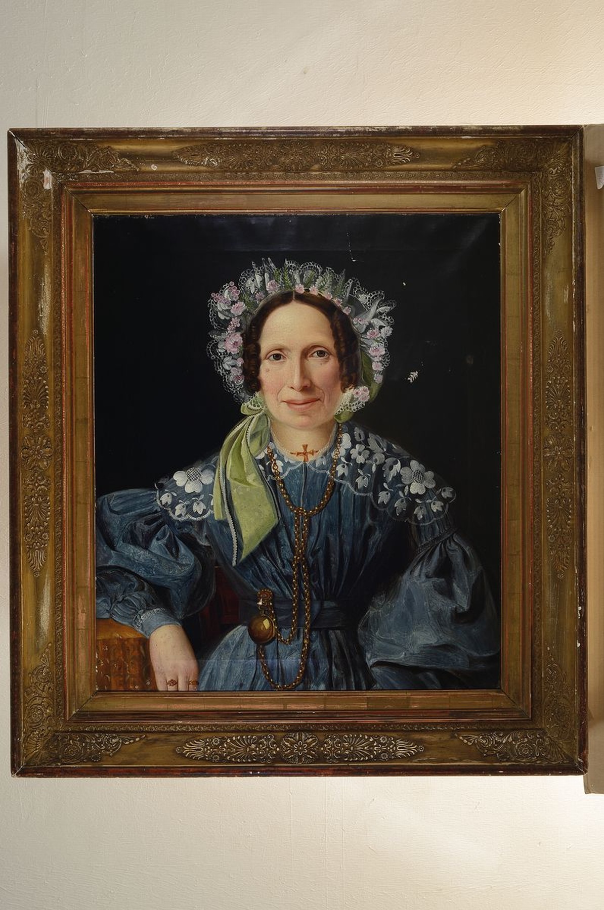 Detail k: Ferdinand Moritz, datiert 1838, Porträt der Friederike Jahns im blauen Seidenkleid mit Spitzenkragen und -haube, Öl/Lwd, rückseitig beschriftet: ...