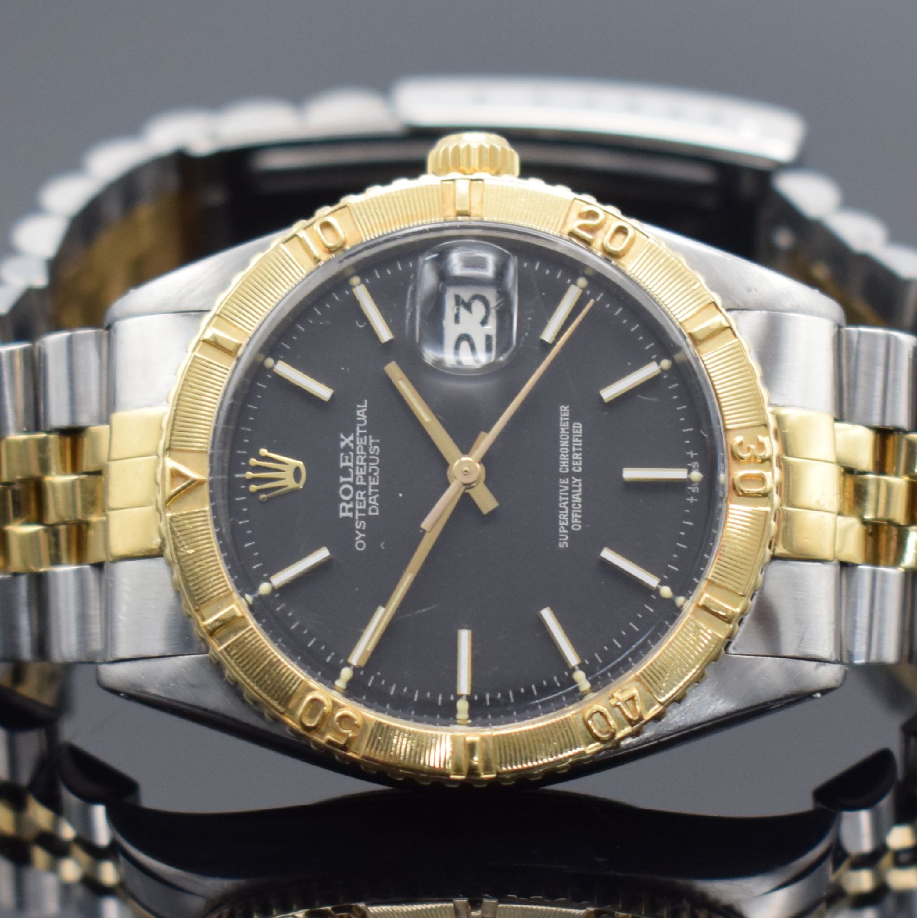 Detail b: ROLEX Oyster Perpetual Datejust Turn-O-Graph sog. Thunderbird Herrenarmbanduhr Referenz 1625, Schweiz II. Quartal 1972 lt. Gravur im Geh. Boden, ...