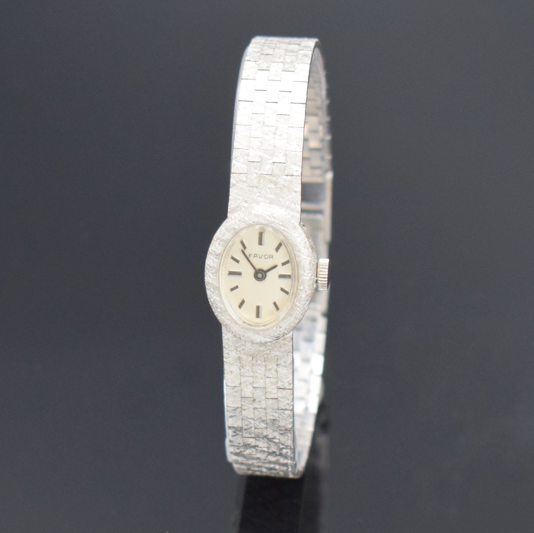 FAVOR Damenarmbanduhr in WG 585/000, Schweiz um 1970, Handaufzug, Boden aufgedr., silb. Zifferbl. m. aufgel. Std.-Ind., schwarze Zeiger, Kal. INT ...