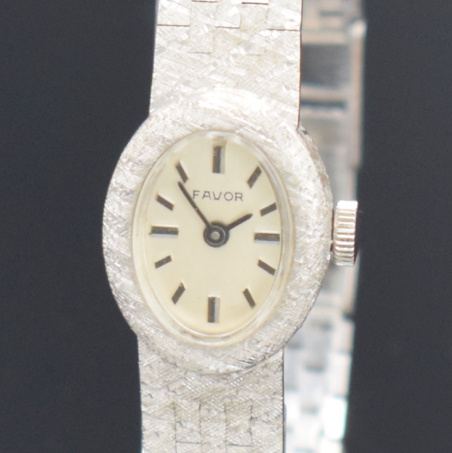 Detail a: FAVOR Damenarmbanduhr in WG 585/000, Schweiz um 1970, Handaufzug, Boden aufgedr., silb. Zifferbl. m. aufgel. Std.-Ind., schwarze Zeiger, Kal. INT ...