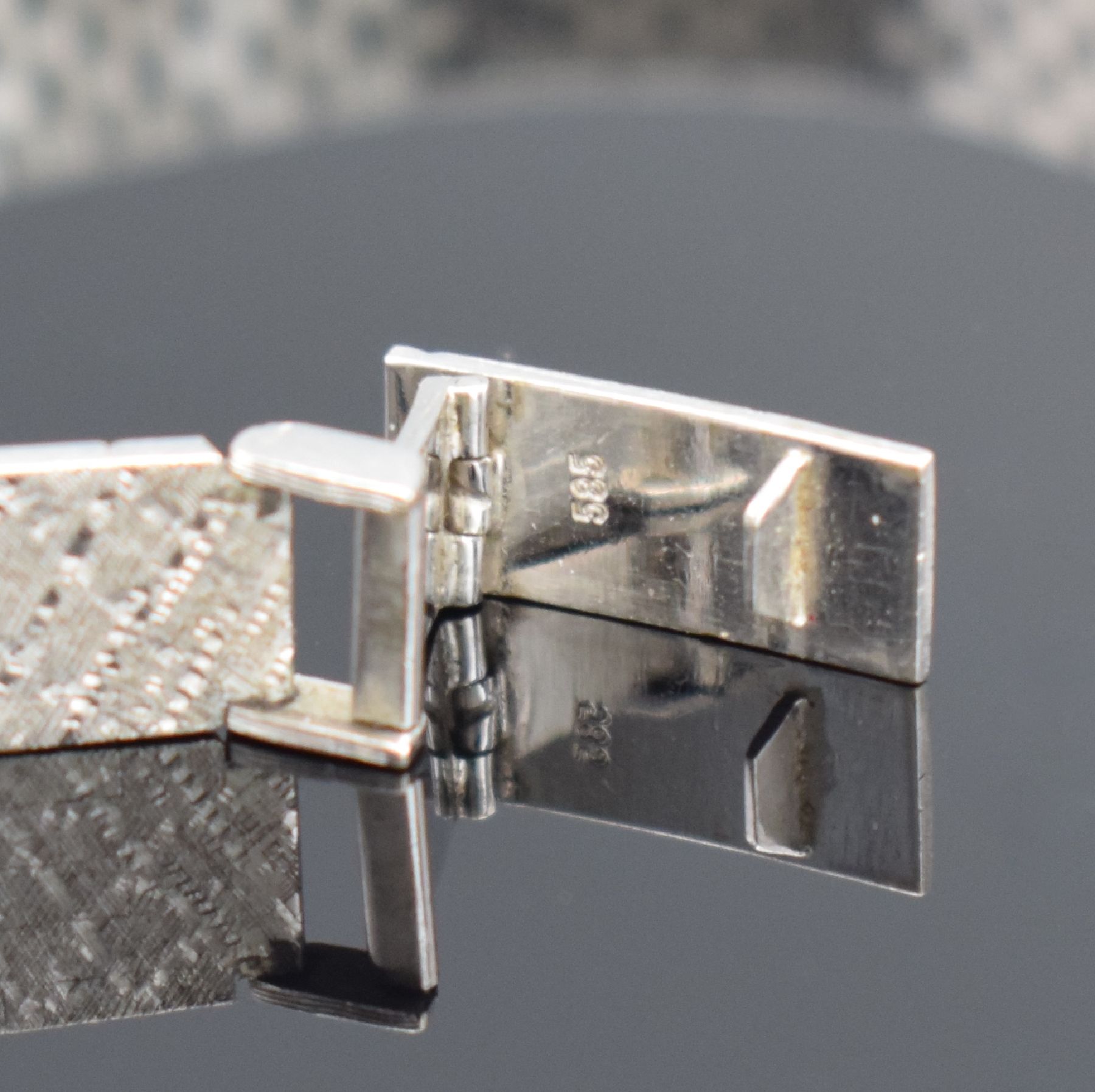 Detail b: FAVOR Damenarmbanduhr in WG 585/000, Schweiz um 1970, Handaufzug, Boden aufgedr., silb. Zifferbl. m. aufgel. Std.-Ind., schwarze Zeiger, Kal. INT ...
