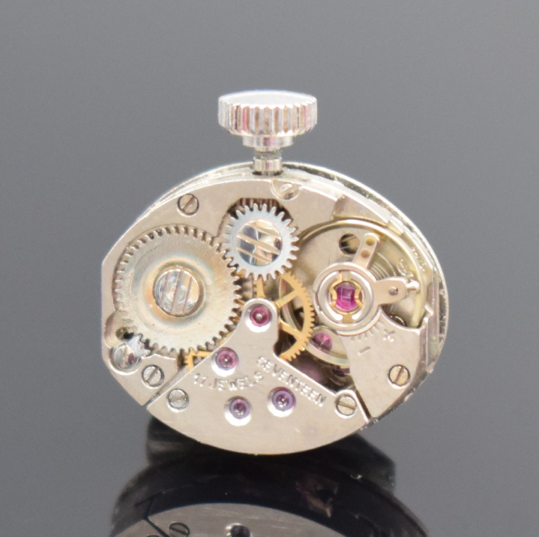 Detail d: FAVOR Damenarmbanduhr in WG 585/000, Schweiz um 1970, Handaufzug, Boden aufgedr., silb. Zifferbl. m. aufgel. Std.-Ind., schwarze Zeiger, Kal. INT ...