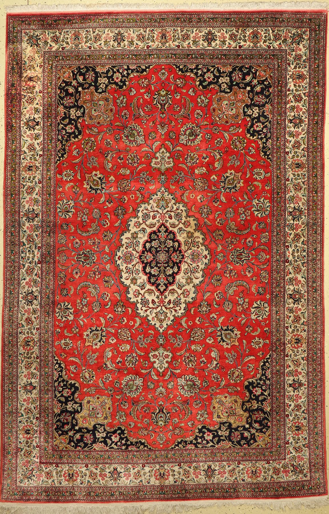 Ghom Seide alt, Persien, um 1960, reine Naturseide, ca. 305 x 202 cm, leichtverfärbt, EHZ: 3