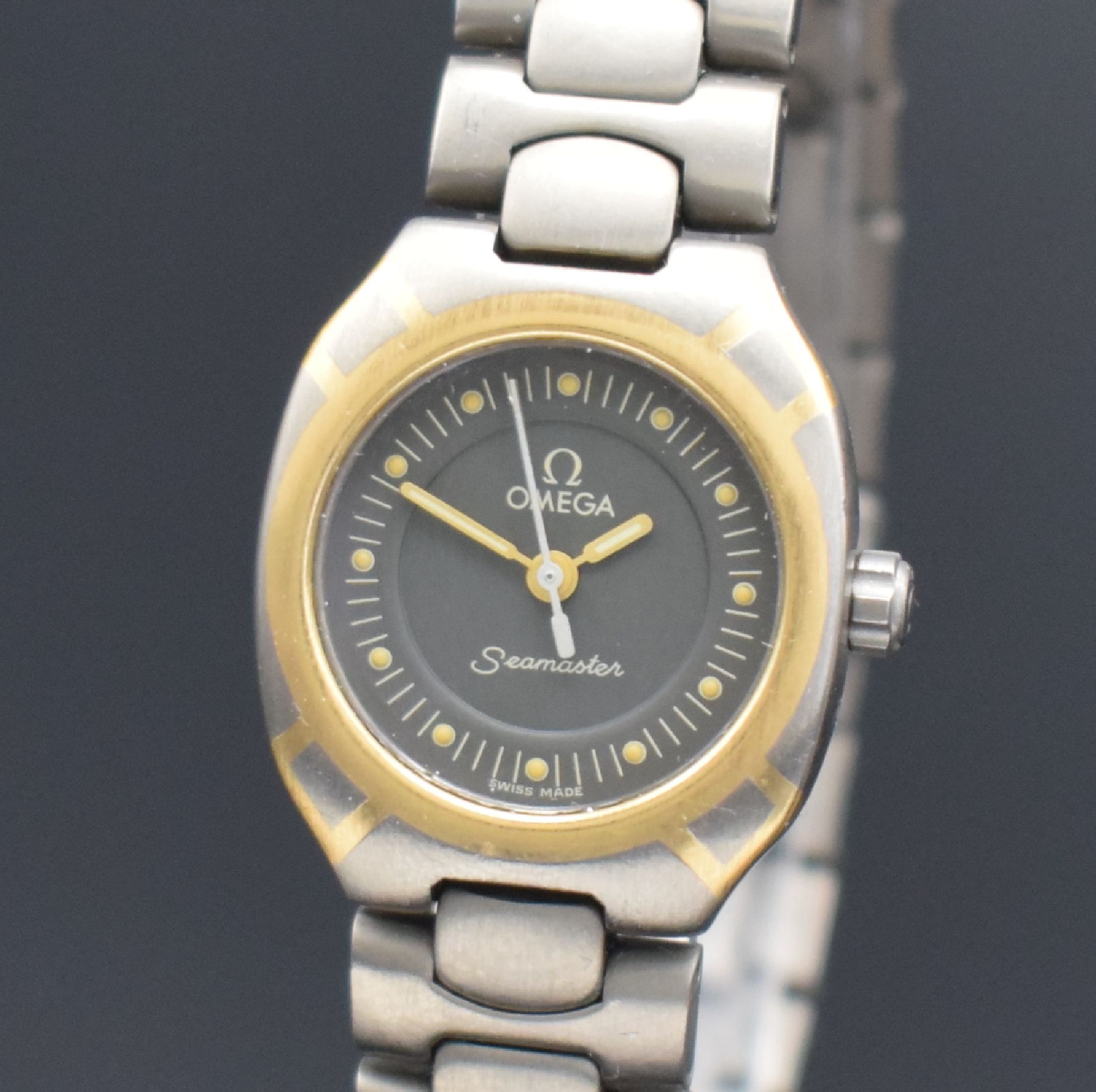 Detail a: OMEGA Seamaster Polaris Damenarmbanduhr, Schweiz um 1985, quarz, z.T. goldintarsiertes Titangeh., Boden aufgedr., Titanband m. dopp. Faltschl., ...