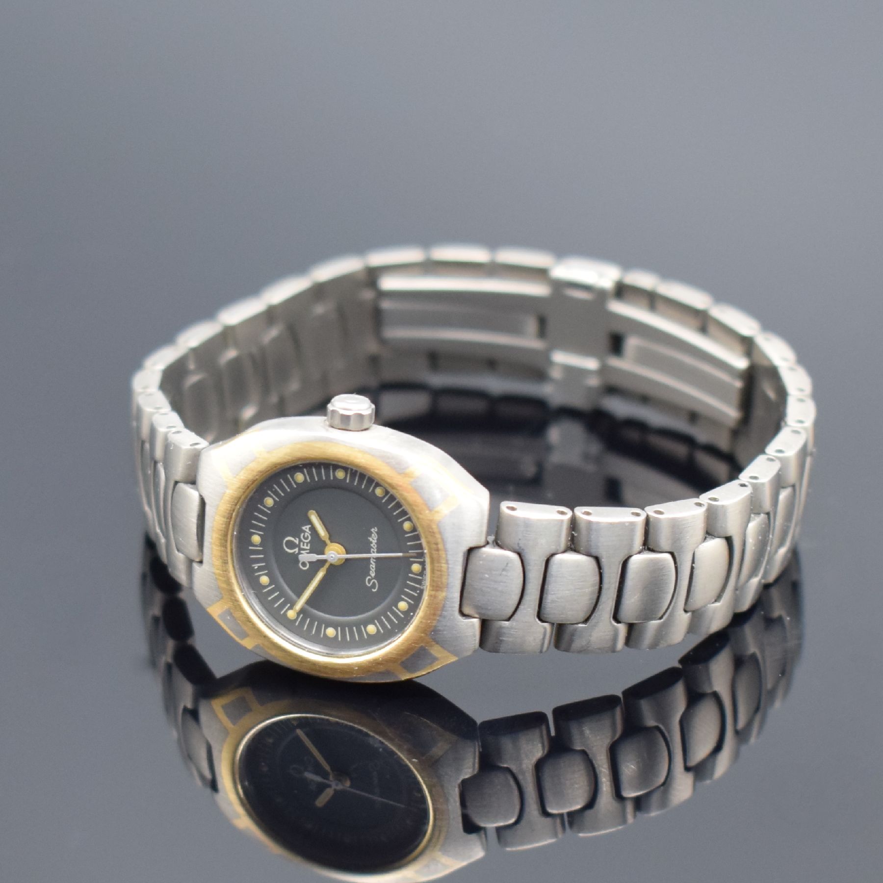 Detail b: OMEGA Seamaster Polaris Damenarmbanduhr, Schweiz um 1985, quarz, z.T. goldintarsiertes Titangeh., Boden aufgedr., Titanband m. dopp. Faltschl., ...