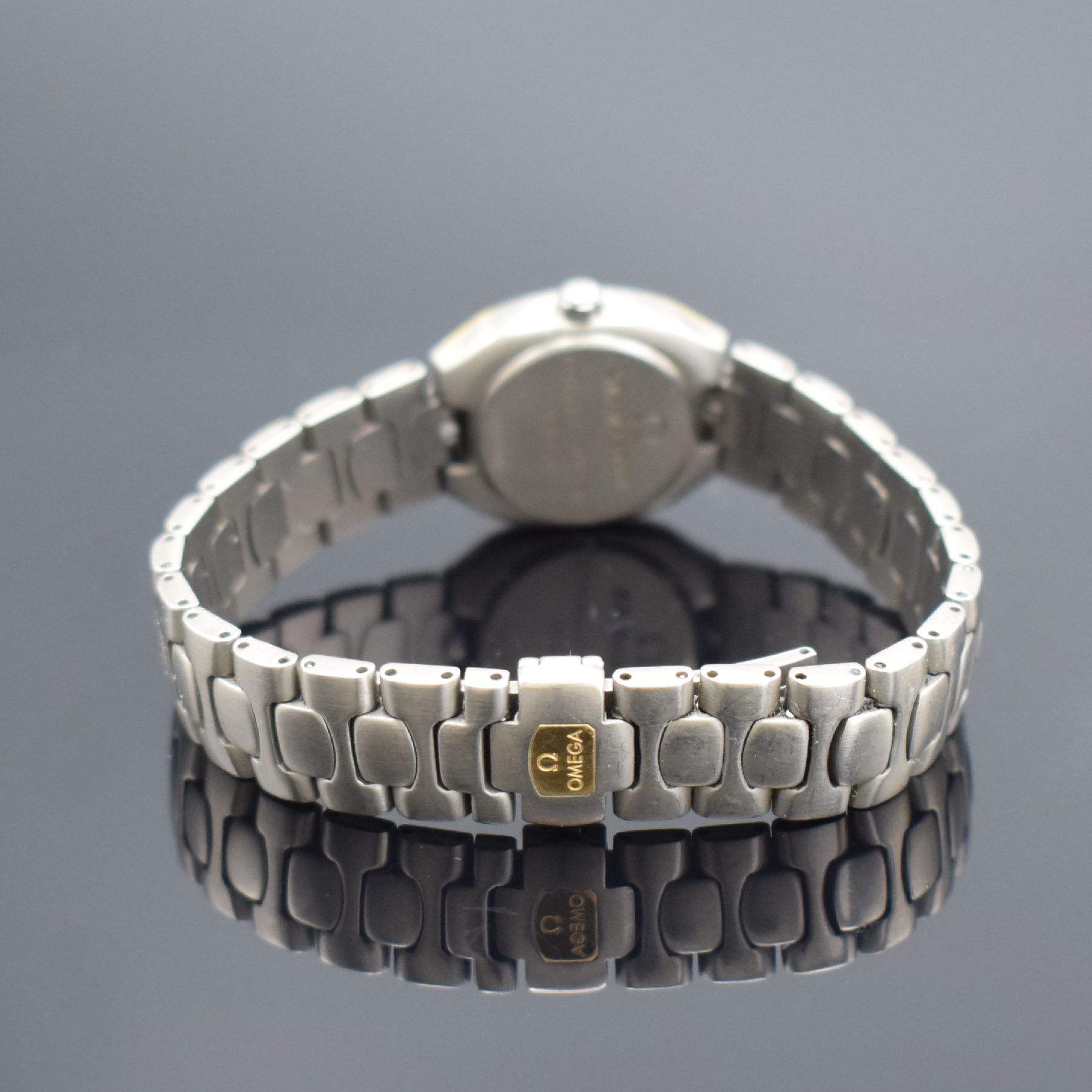 Detail c: OMEGA Seamaster Polaris Damenarmbanduhr, Schweiz um 1985, quarz, z.T. goldintarsiertes Titangeh., Boden aufgedr., Titanband m. dopp. Faltschl., ...