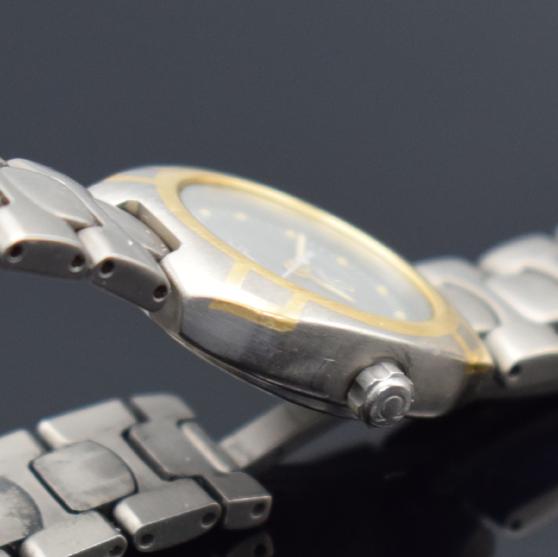 Detail d: OMEGA Seamaster Polaris Damenarmbanduhr, Schweiz um 1985, quarz, z.T. goldintarsiertes Titangeh., Boden aufgedr., Titanband m. dopp. Faltschl., ...
