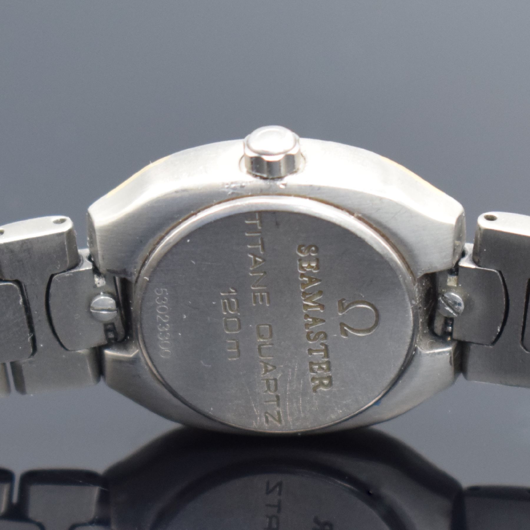 Detail e: OMEGA Seamaster Polaris Damenarmbanduhr, Schweiz um 1985, quarz, z.T. goldintarsiertes Titangeh., Boden aufgedr., Titanband m. dopp. Faltschl., ...