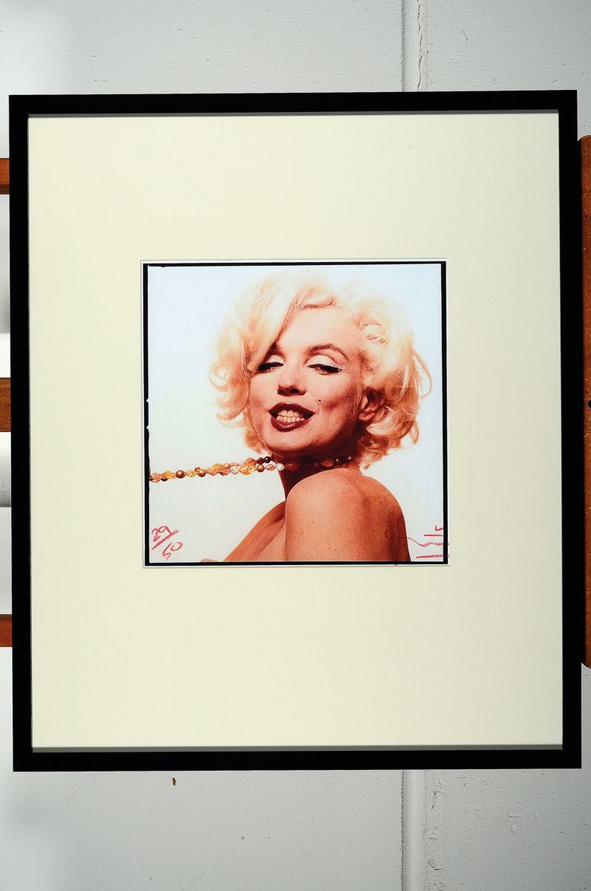 Detail k: Bert Stern, 1929 New York - 2013 ebenda, "MM Stretching the Beads" (2006), Porträt Marilyn Monroes des letzten Shootings von 1962, Ink-Jet ...