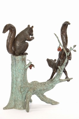 26417338b - Eichhörnchen auf Baumstamm