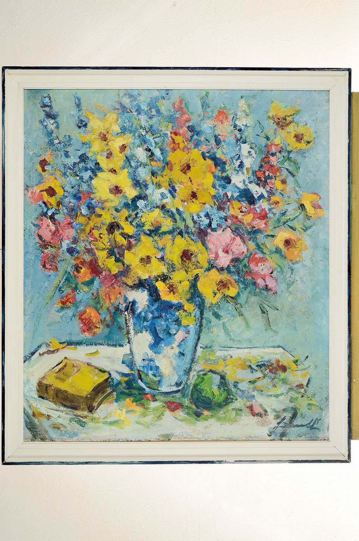 Detail k: Robert Lauth, 1896-1985 Ludwigshafen am Rhein, Blumenstillleben mit Buch, Öl/Lwd, rechts unten signiert, ca. 80x70cm, Rahmen besch.