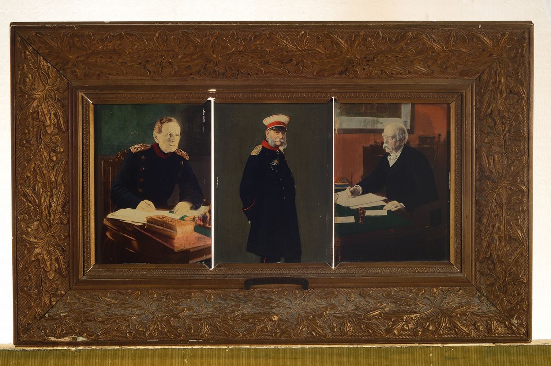 Detail k: Unbekannter Künstler, um 1870-75, Darstellung von Kaiser Wilhelm I, Moltke und Bismarck in stiltypischer Haltung, schablonisiert und bunt ausgemalt, ...