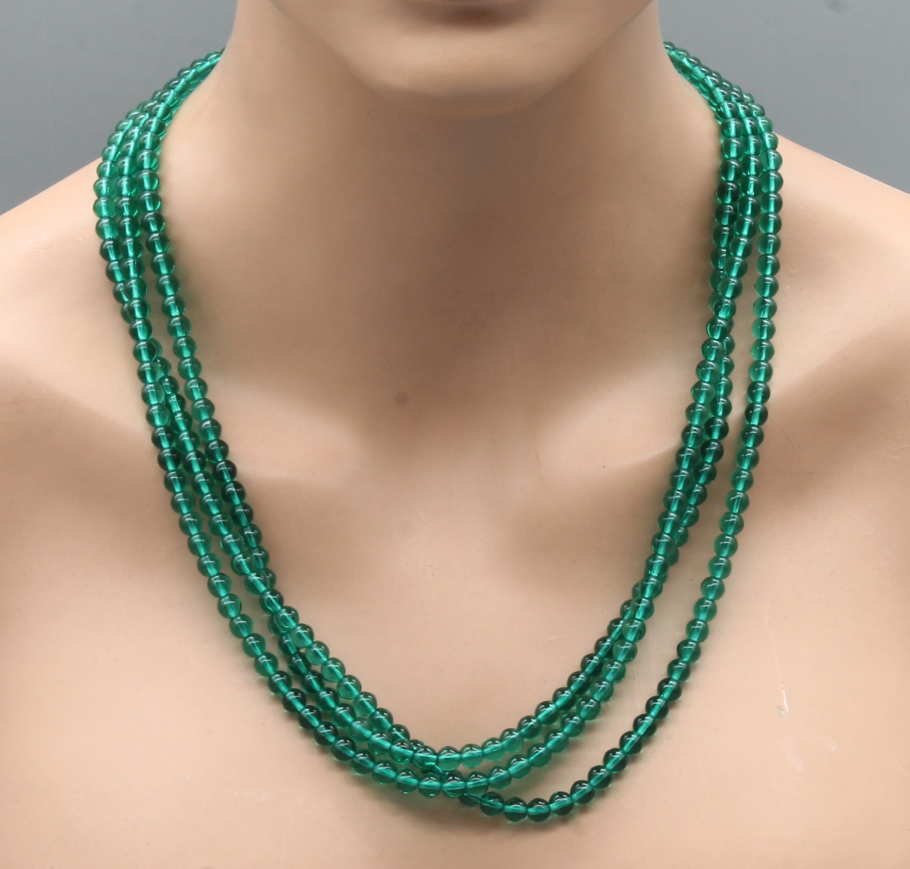 Detail a: Modeschmuckcollier, Frankreich 1930er Jahre, Mittelteil Silber mit farblosem und smaragdgrünem Straß, Collierteil 3-reihig aus smaragdgrünen ...