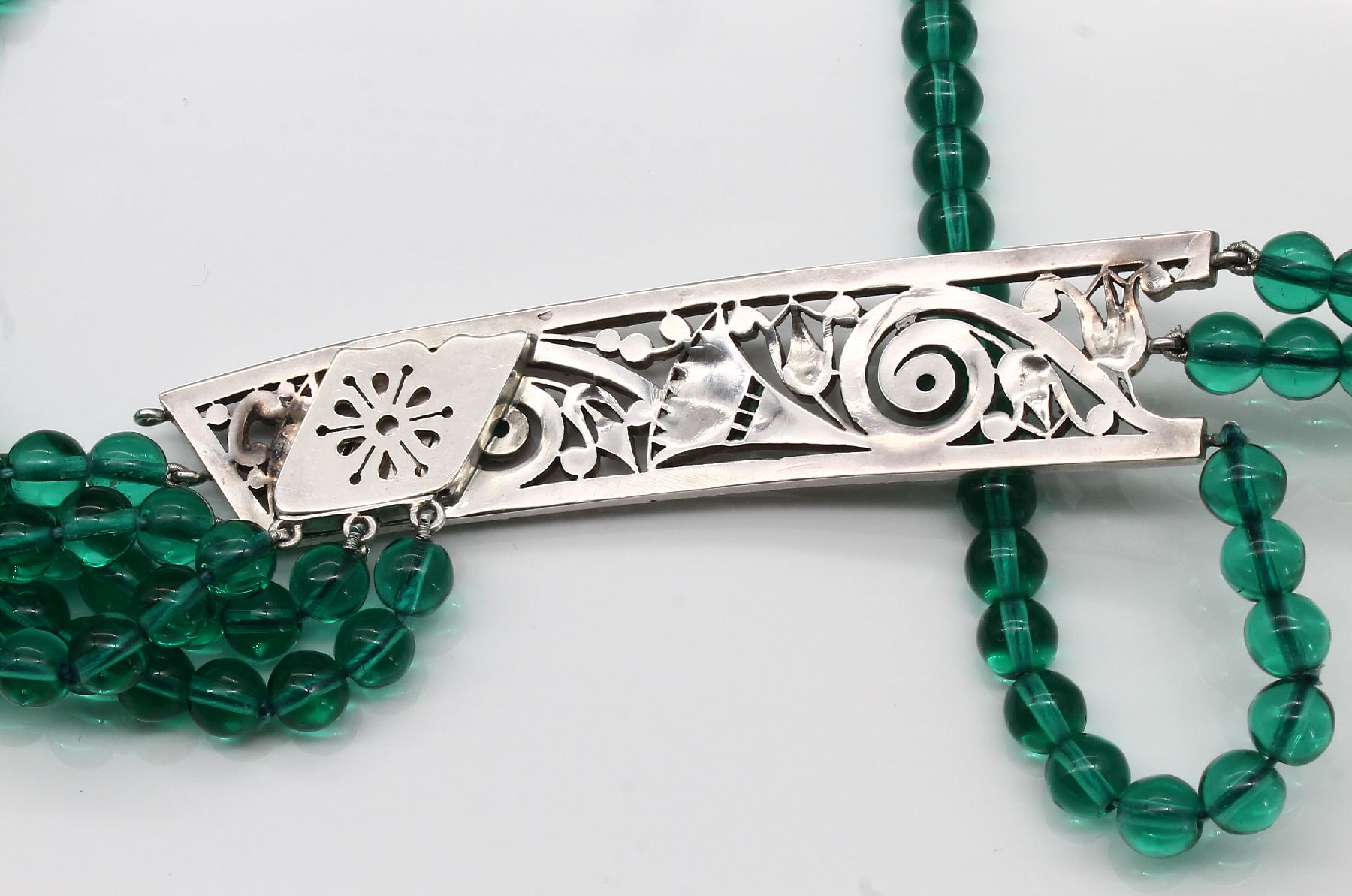 Detail b: Modeschmuckcollier, Frankreich 1930er Jahre, Mittelteil Silber mit farblosem und smaragdgrünem Straß, Collierteil 3-reihig aus smaragdgrünen ...