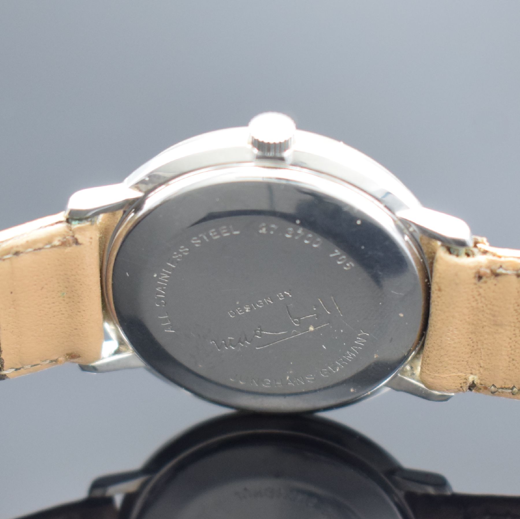 Detail b: JUNGHANS Herrenarmbanduhr Max Bill Design, Deutschland um 2010, Handaufzug, Ref. 27.3700 705, Edelstahlgeh., Boden aufgedr., silb. Zifferbl. m. ...