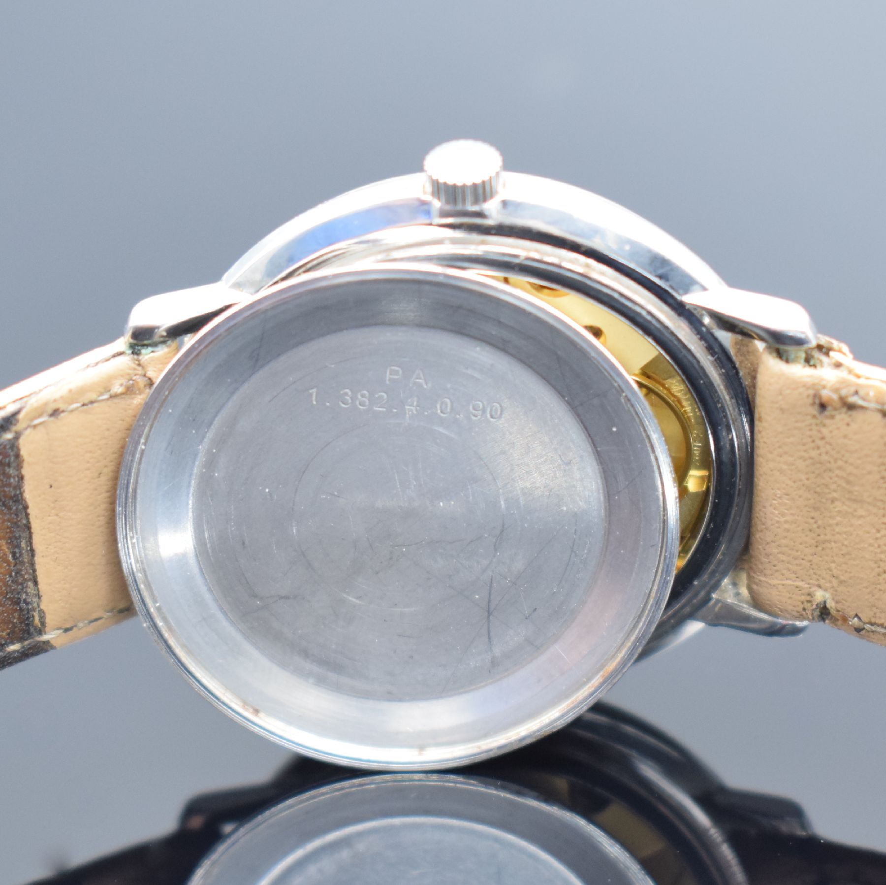Detail d: JUNGHANS Herrenarmbanduhr Max Bill Design, Deutschland um 2010, Handaufzug, Ref. 27.3700 705, Edelstahlgeh., Boden aufgedr., silb. Zifferbl. m. ...