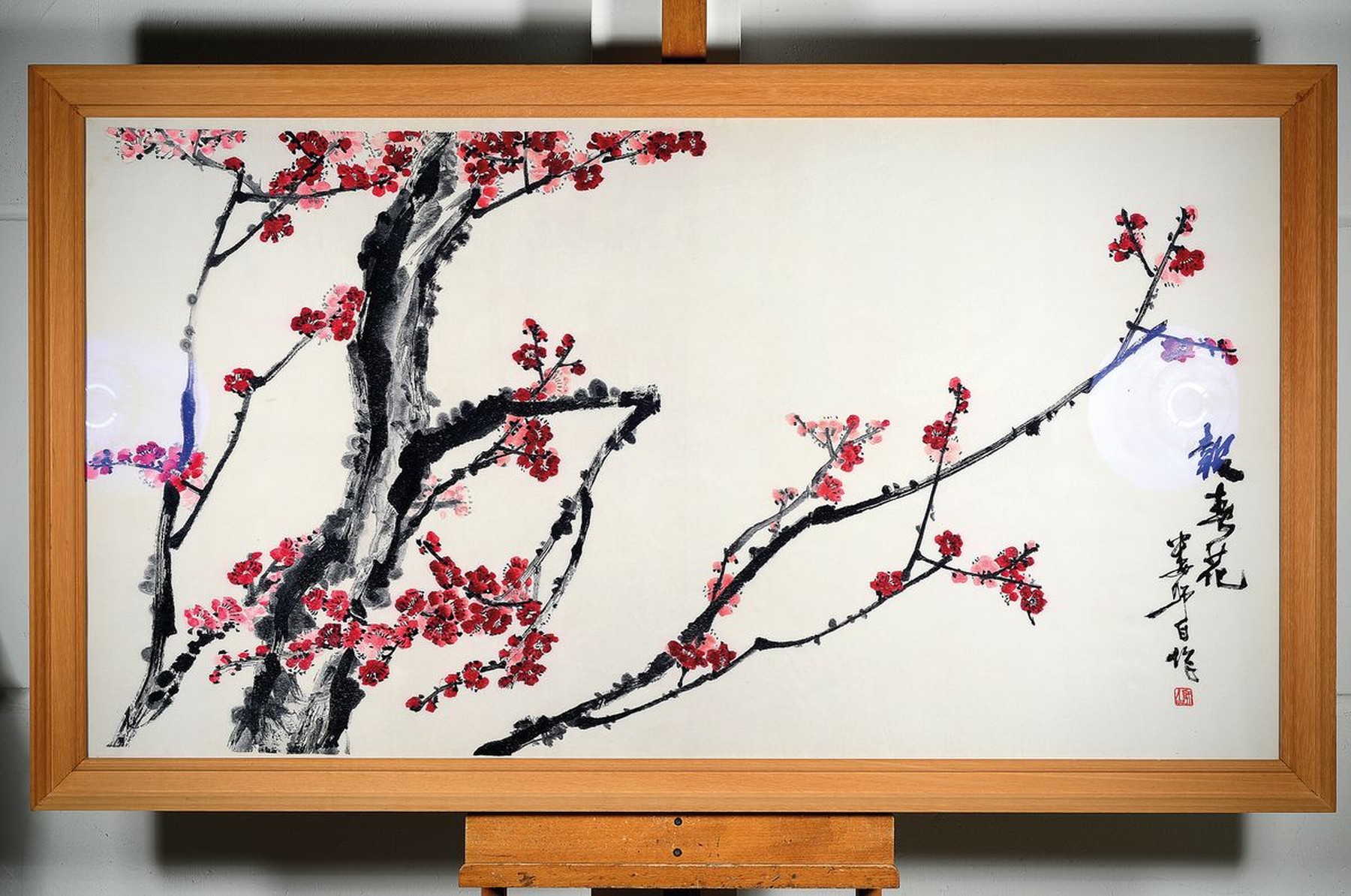 Detail k: Aussergewöhnlich feine Seidenstickerei, China, Motiv eines blühenden Pflaumenzweiges, wirkt wie eine Tuschezeichnung, das Motiv ist jedoch sehr ...