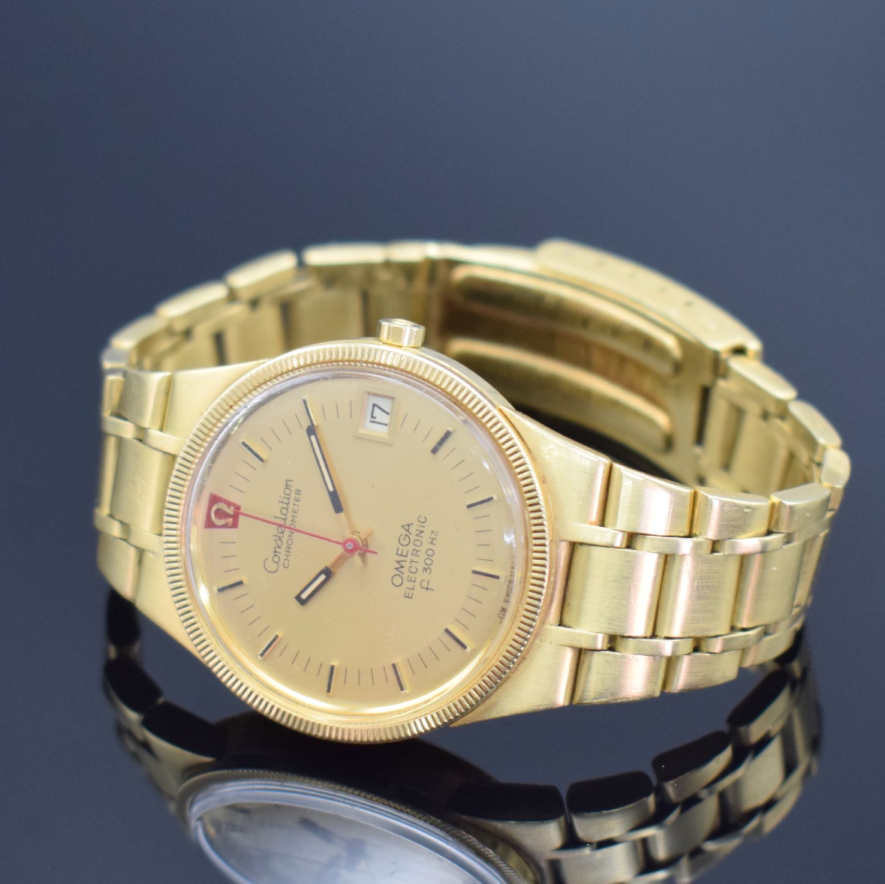 Detail b: OMEGA Constellation Electronic f 300 HZ Chronometer in GG 750/000, Schweiz um 1970, Stimmgabelschwinger, Ref. 198.7264, integriertes orig. Goldband ...