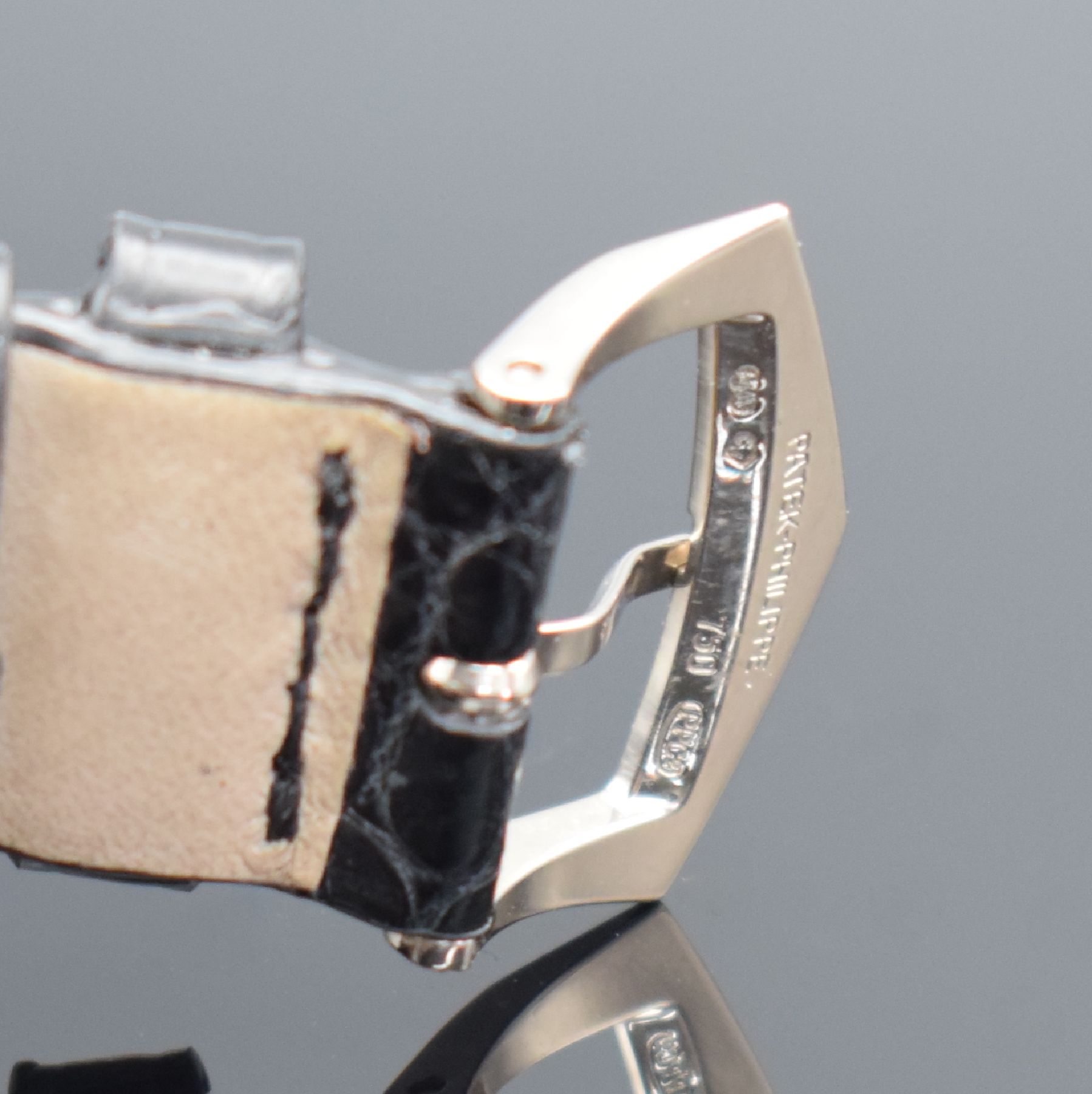 Detail d: PATEK PHILIPPE feine Herrenarmbanduhr Serie Gondolo in WG 750/000 Referenz 5124G-001, Handaufzug, 2-teil. gestuftes Geh. beids. vergl., Boden 4-fach ...