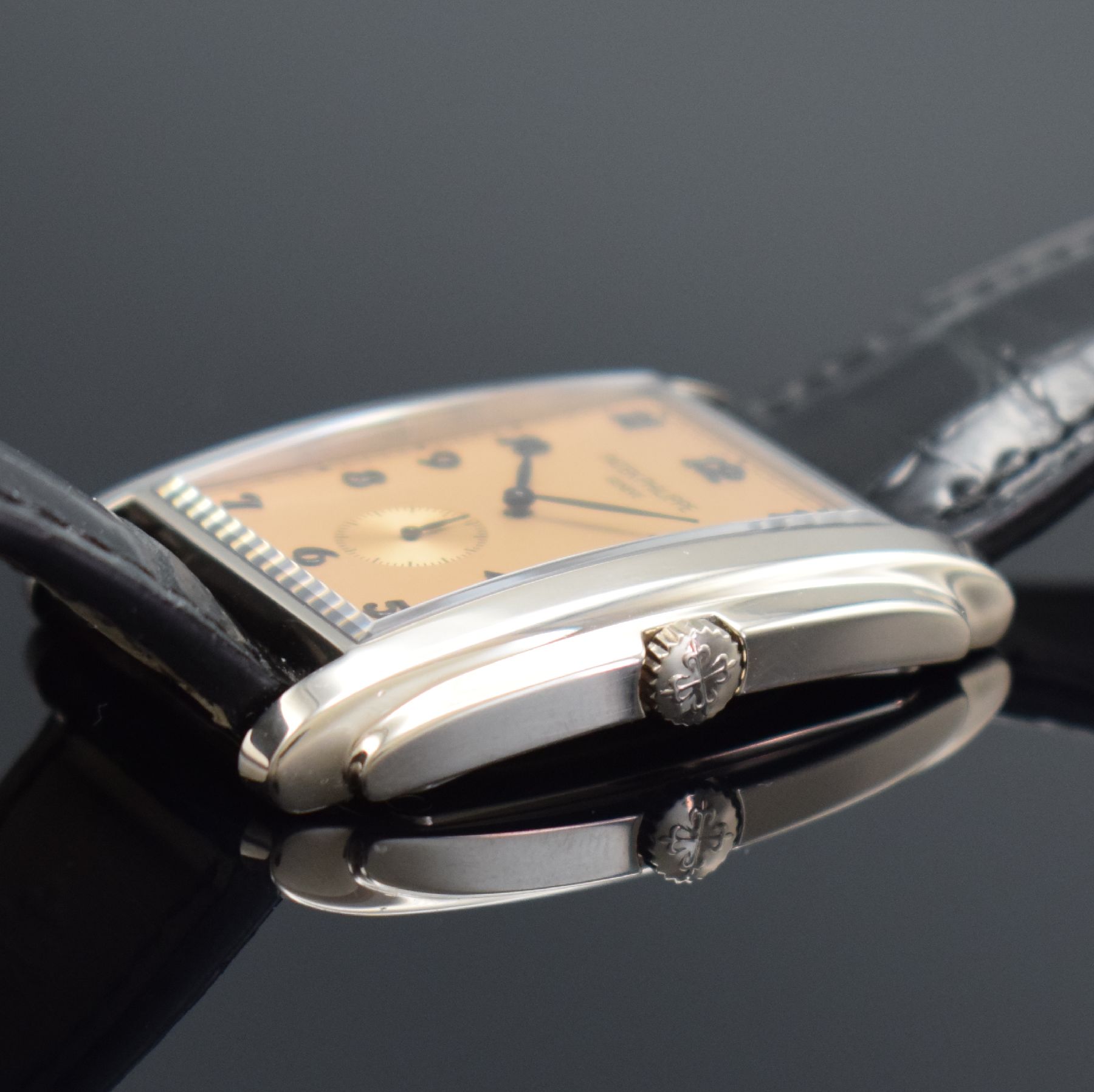 Detail e: PATEK PHILIPPE feine Herrenarmbanduhr Serie Gondolo in WG 750/000 Referenz 5124G-001, Handaufzug, 2-teil. gestuftes Geh. beids. vergl., Boden 4-fach ...
