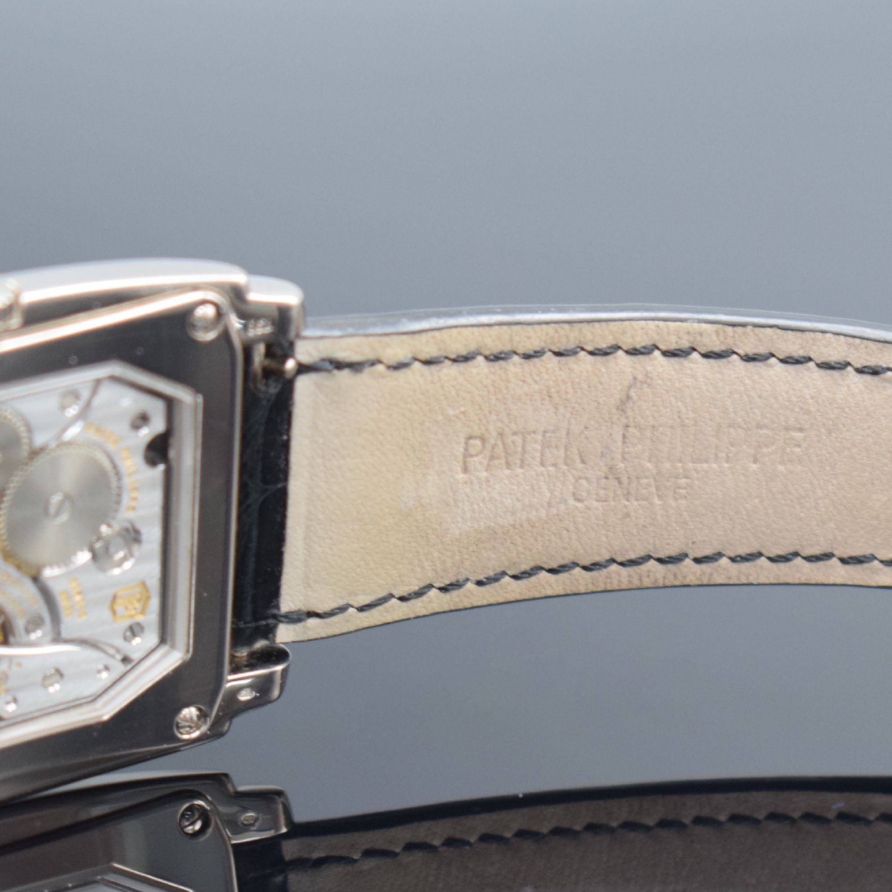 Detail i: PATEK PHILIPPE feine Herrenarmbanduhr Serie Gondolo in WG 750/000 Referenz 5124G-001, Handaufzug, 2-teil. gestuftes Geh. beids. vergl., Boden 4-fach ...