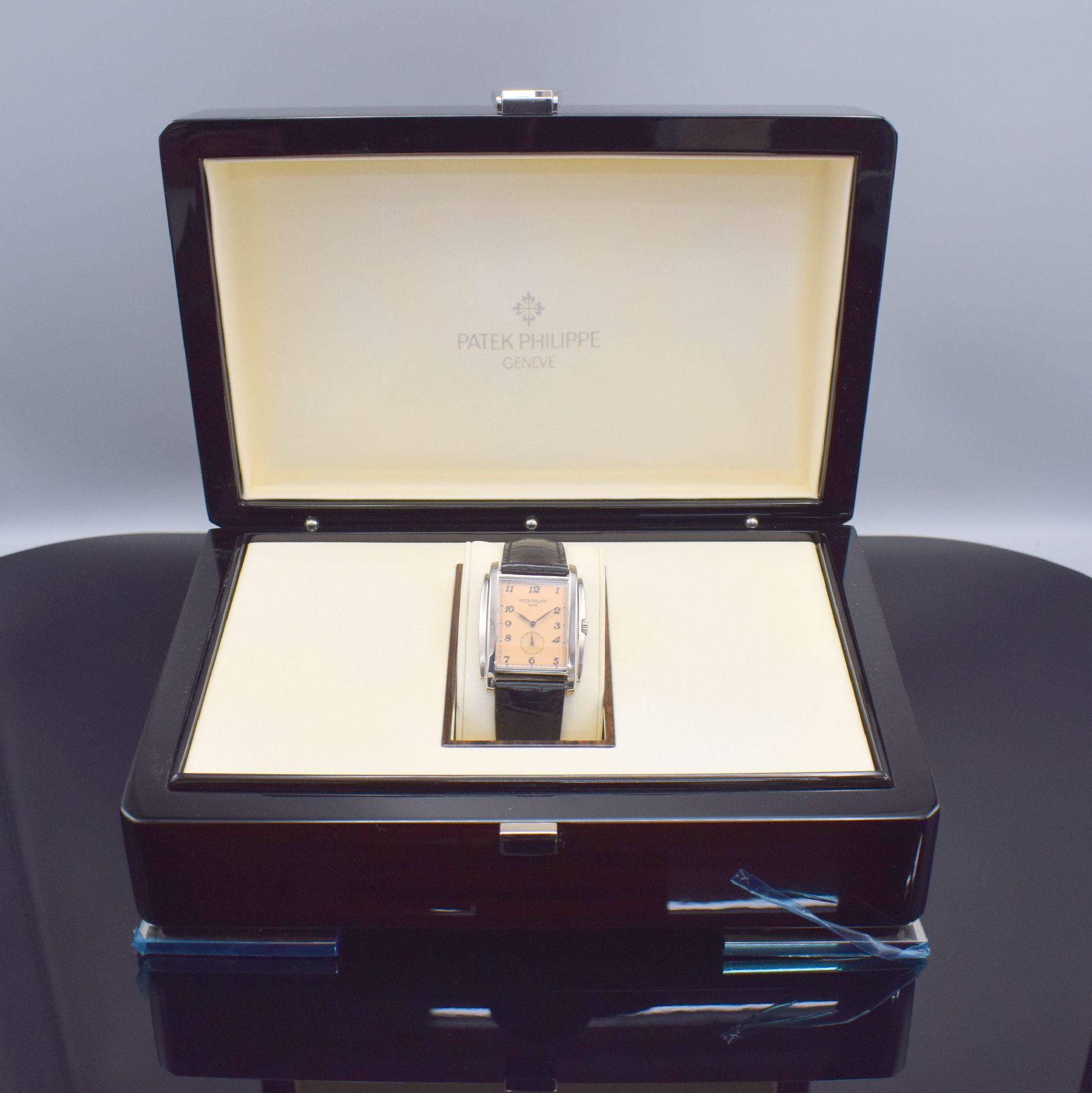 Detail j: PATEK PHILIPPE feine Herrenarmbanduhr Serie Gondolo in WG 750/000 Referenz 5124G-001, Handaufzug, 2-teil. gestuftes Geh. beids. vergl., Boden 4-fach ...