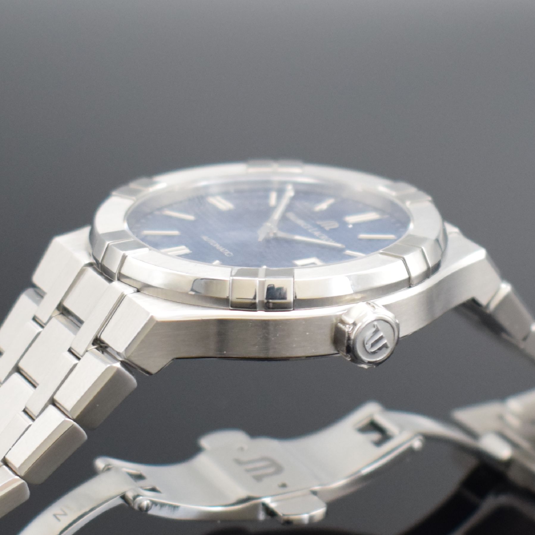 Detail d: MAURICE LACROIX Herrenarmbanduhr AIKON in Edelstahl Referenz AI 6008, Automatik, beids. vergl., Boden 7-fach verschr., verschr. Krone, Gliederband m. ...