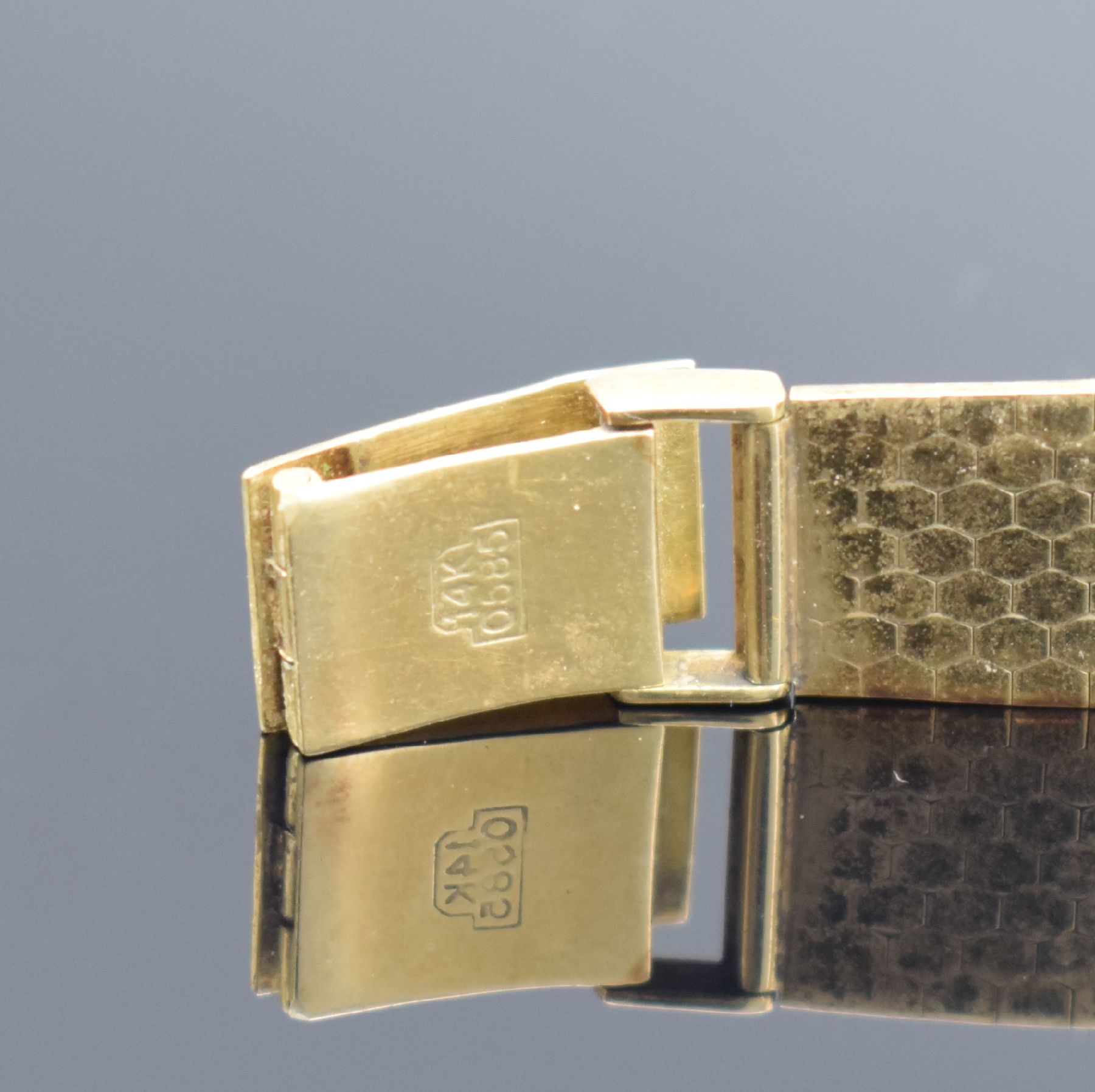Detail b: ROX Damenarmbanduhr in GG 585/000, Schweiz um 1965, Handaufzug, Geh. an Goldband in GG 585/000, Boden aufgedr., silb. Zifferbl. m. gold. Std.-Ind. & ...
