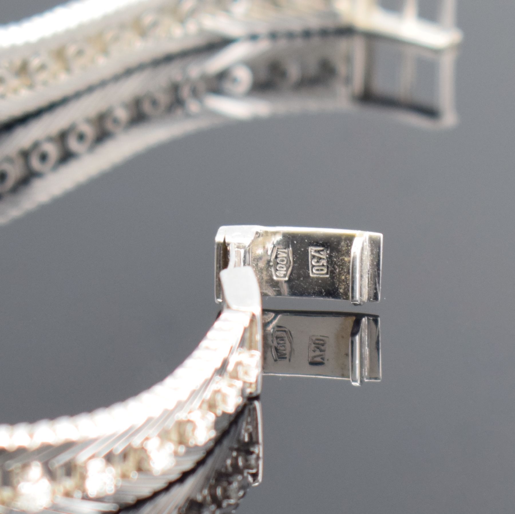 Detail b: BISCHOFF Damenarmbanduhr in WG 750/000 mit Diamanten, Schweiz um 1965, Handaufzug, Geh. an Goldband in WG 750/000, Boden aufgedr., Lünette & Band m. ...