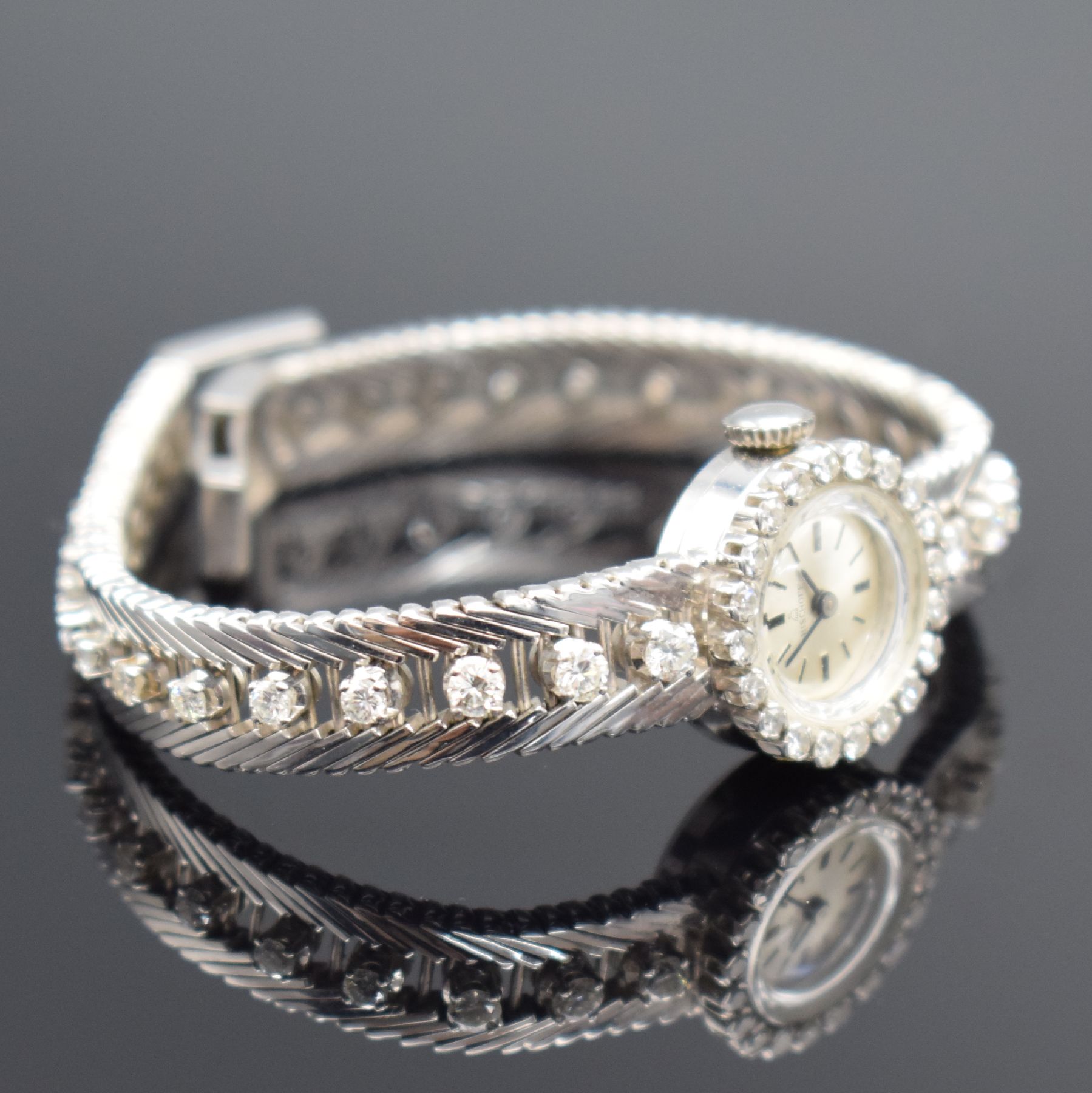 Detail e: BISCHOFF Damenarmbanduhr in WG 750/000 mit Diamanten, Schweiz um 1965, Handaufzug, Geh. an Goldband in WG 750/000, Boden aufgedr., Lünette & Band m. ...