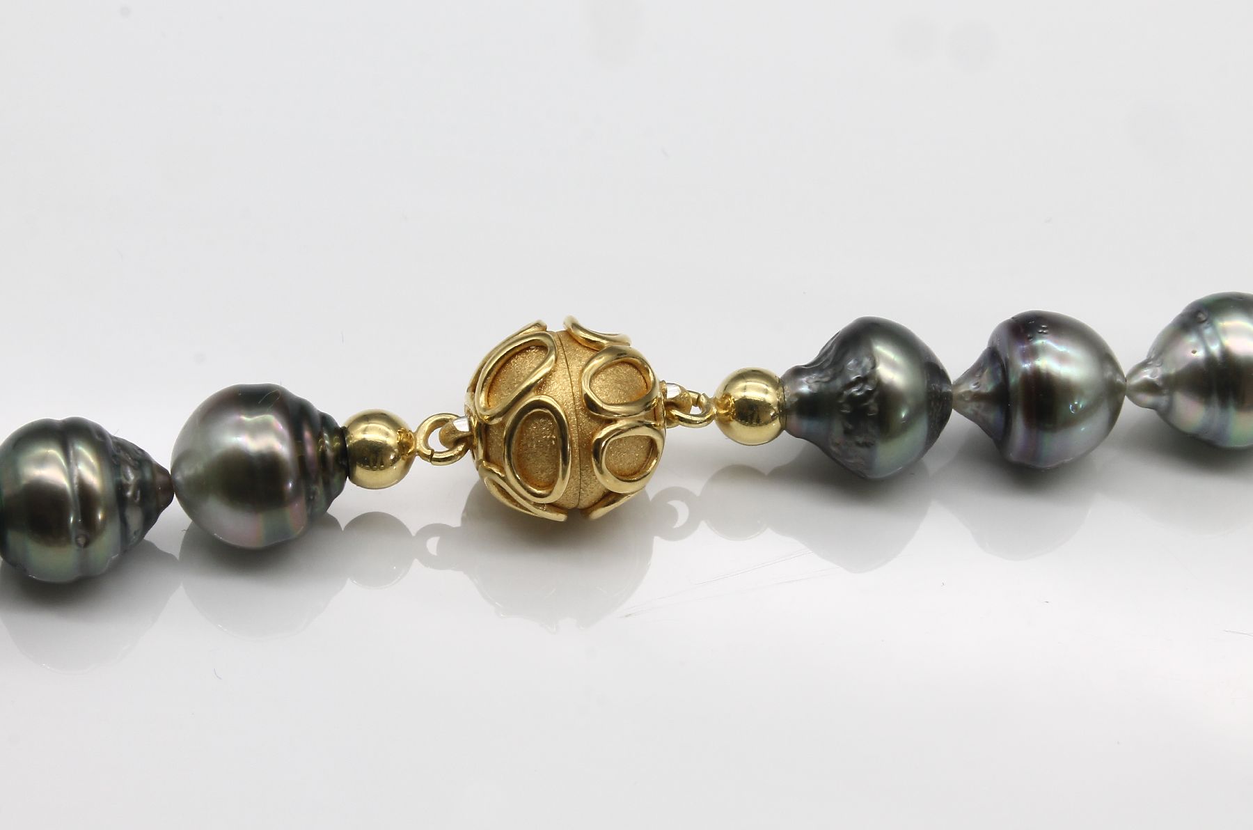 Detail a: Collier aus Tahitizuchtperlen, Magnetschließe 925er Silber verg., 33 barocke Tahitizuchtperlen Durchm. ca. 12.8 - 10.2 mm verlaufend, silbergrau ...