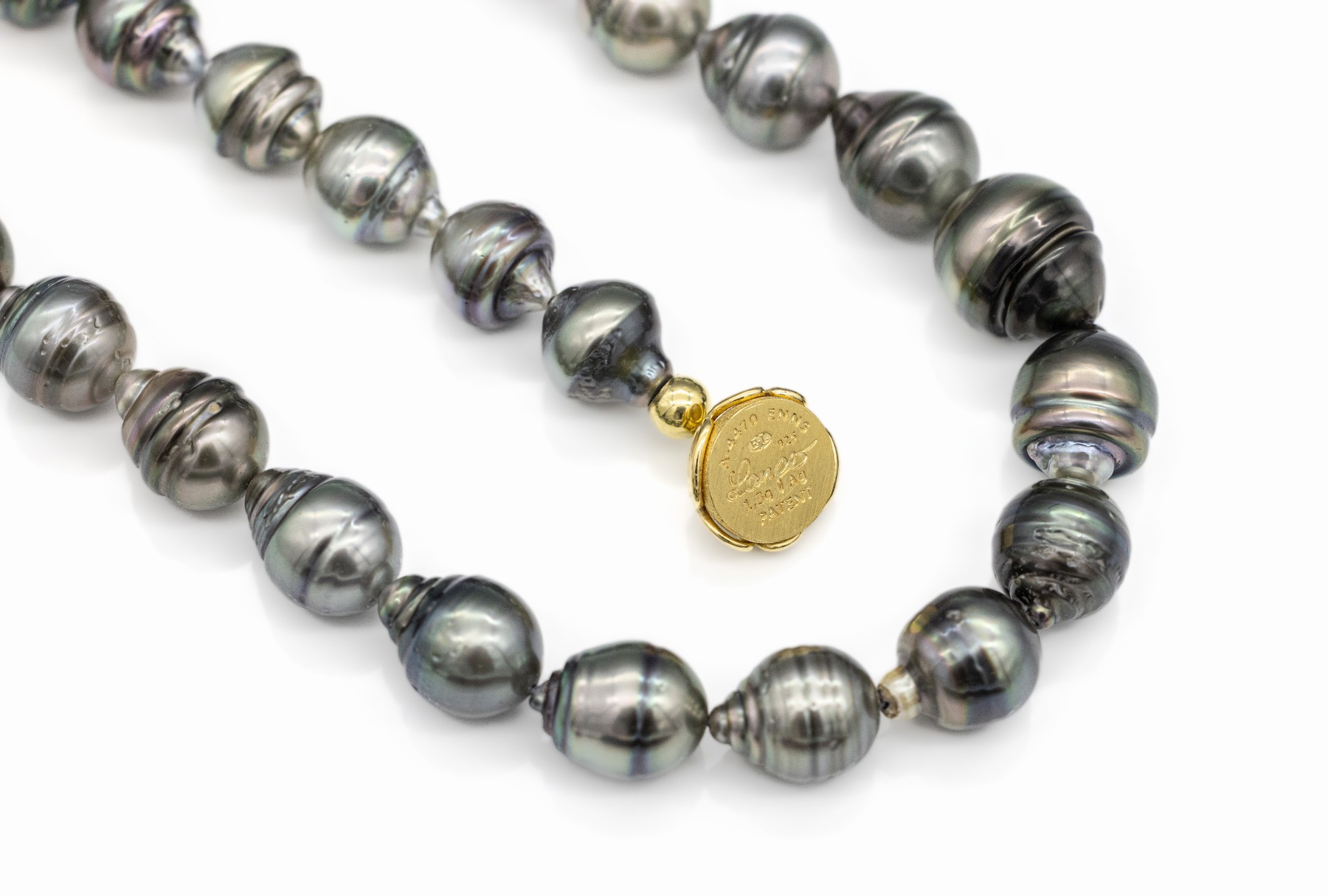 Detail b: Collier aus Tahitizuchtperlen, Magnetschließe 925er Silber verg., 33 barocke Tahitizuchtperlen Durchm. ca. 12.8 - 10.2 mm verlaufend, silbergrau ...