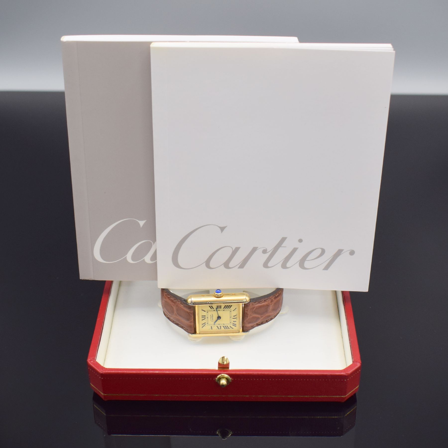 Detail e: CARTIER Damenarmbanduhr Serie Tank Referenz 2415, verg. Sterlingsilbergeh., Boden 8-fach verschr., Lederband m. verg. orig. Dornschl., quarz, ...
