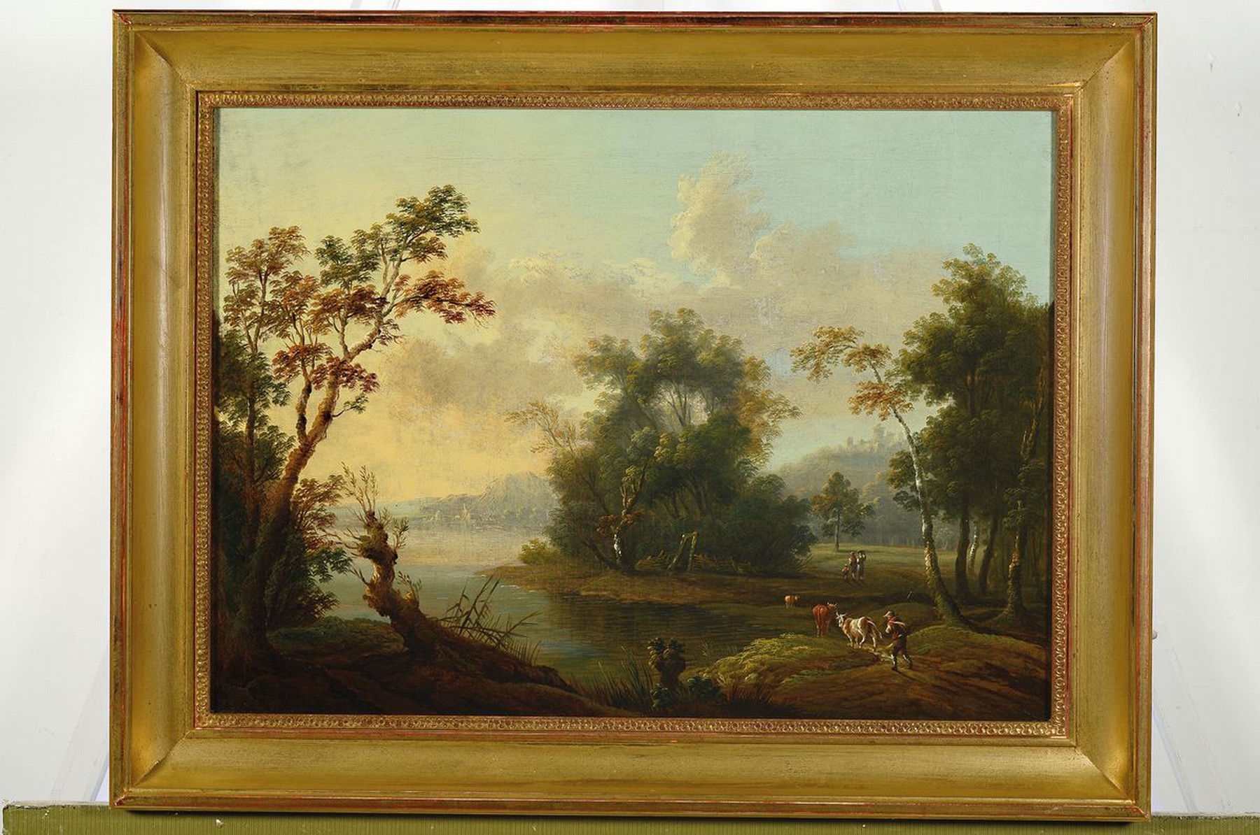 Detail k: Unbekannter Künstler der Spätromantik, um 1860-70, Weite Seeuferlandschaft mit Baumgruppen, Personen und Vieh, im Hintergrund Felsen und eine Burg, ...