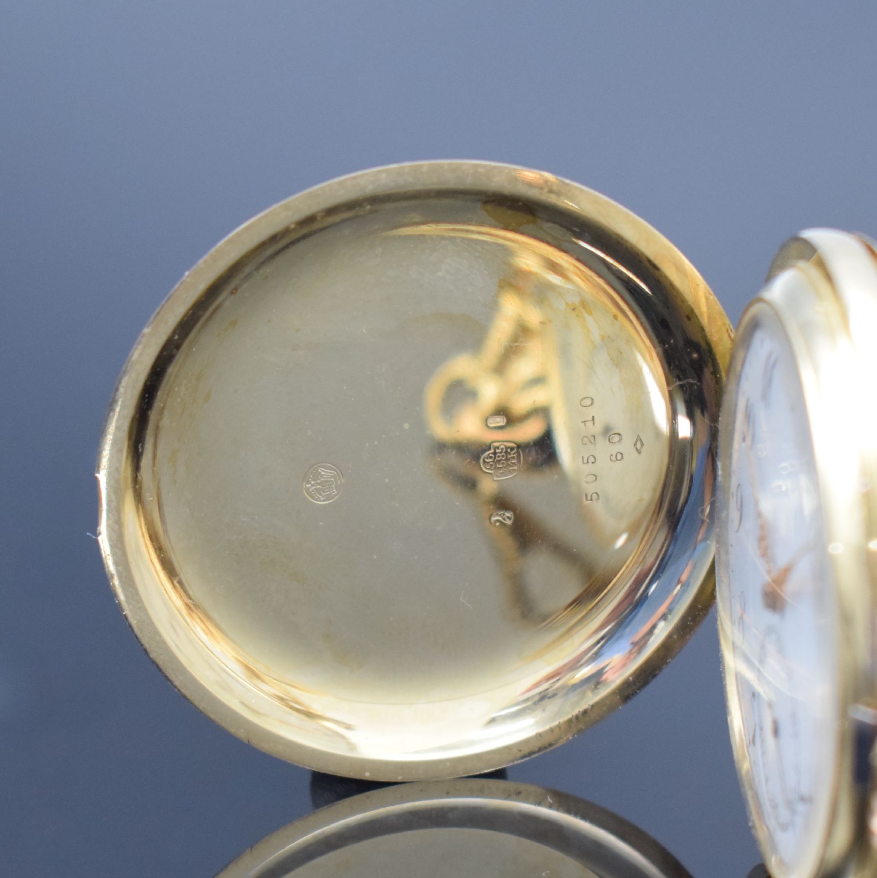 Detail a: Savonette Herrentaschenuhr in GG 585/000 an GG 585/000 Chatelaine, Schweiz um 1930, glattes 3 Deckel Goldgeh., Emailzifferbl. m. arab. Std., verg. ...