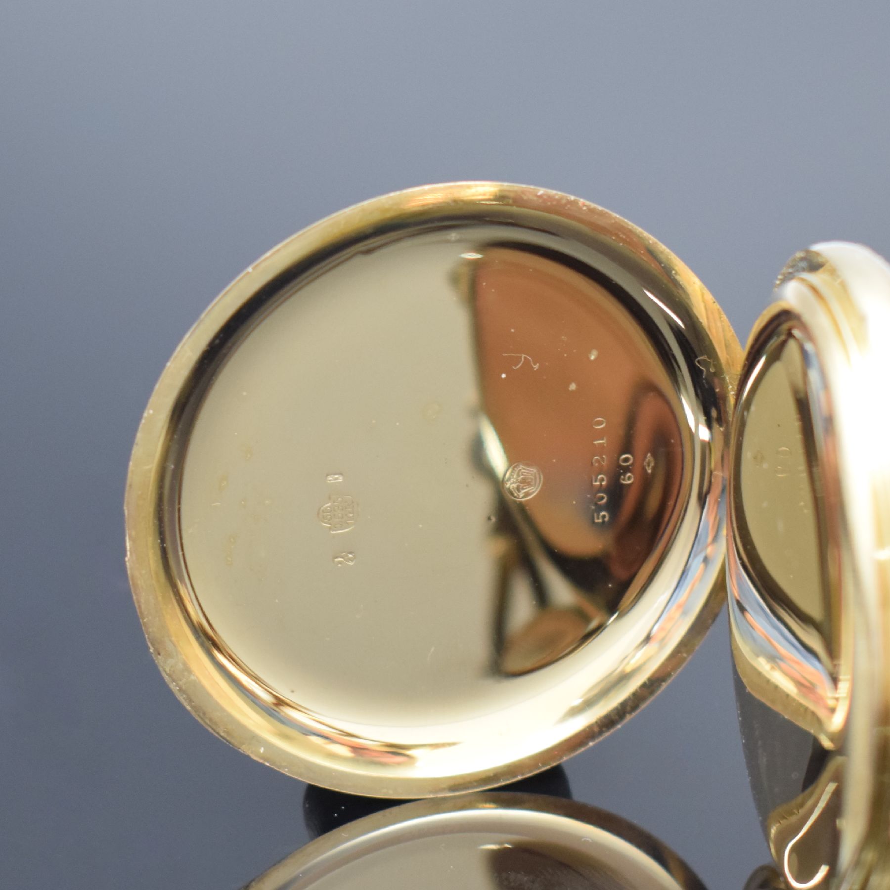 Detail d: Savonette Herrentaschenuhr in GG 585/000 an GG 585/000 Chatelaine, Schweiz um 1930, glattes 3 Deckel Goldgeh., Emailzifferbl. m. arab. Std., verg. ...