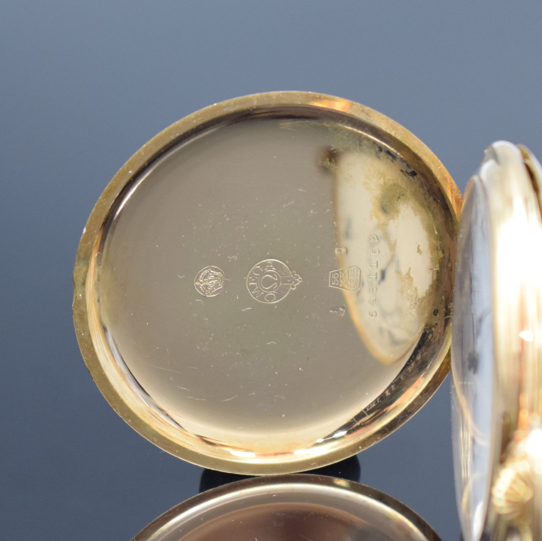 Detail a: OMEGA Savonette Herrentaschenuhr in GG 585/000, Schweiz um 1920, Goldcuvette, auf Deckel Schmuckmonogramm AM, verg. Ankerw., Komp.-Unr., gebl. ...