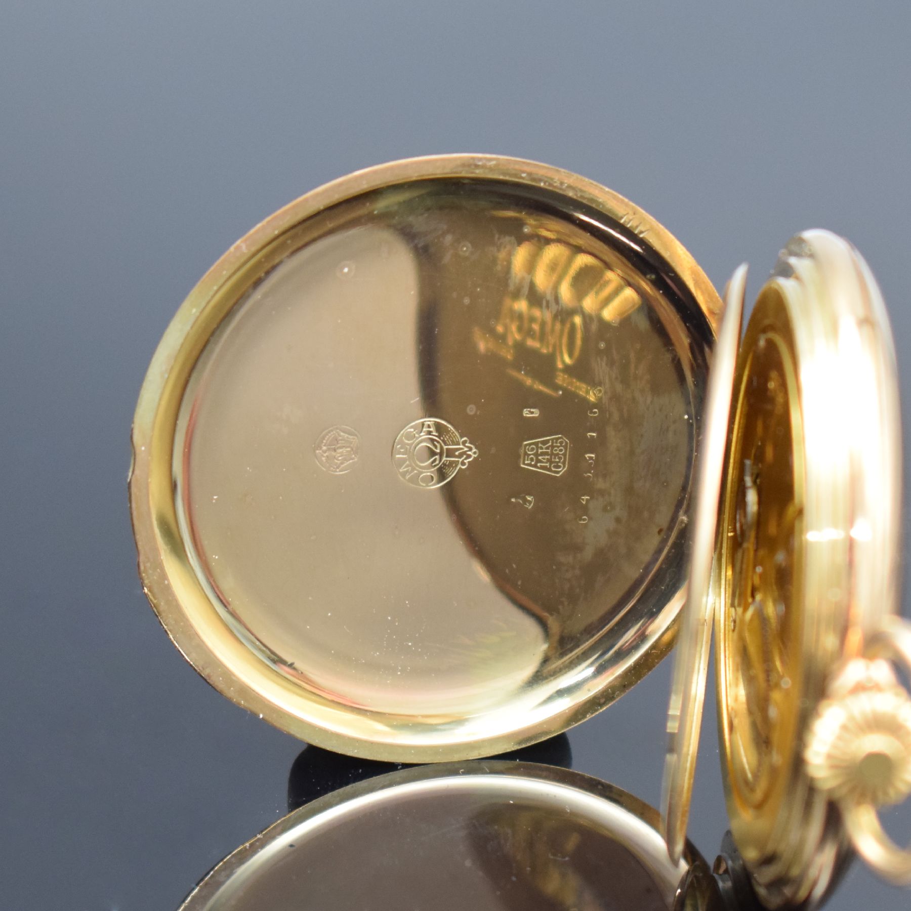 Detail d: OMEGA Savonette Herrentaschenuhr in GG 585/000, Schweiz um 1920, Goldcuvette, auf Deckel Schmuckmonogramm AM, verg. Ankerw., Komp.-Unr., gebl. ...