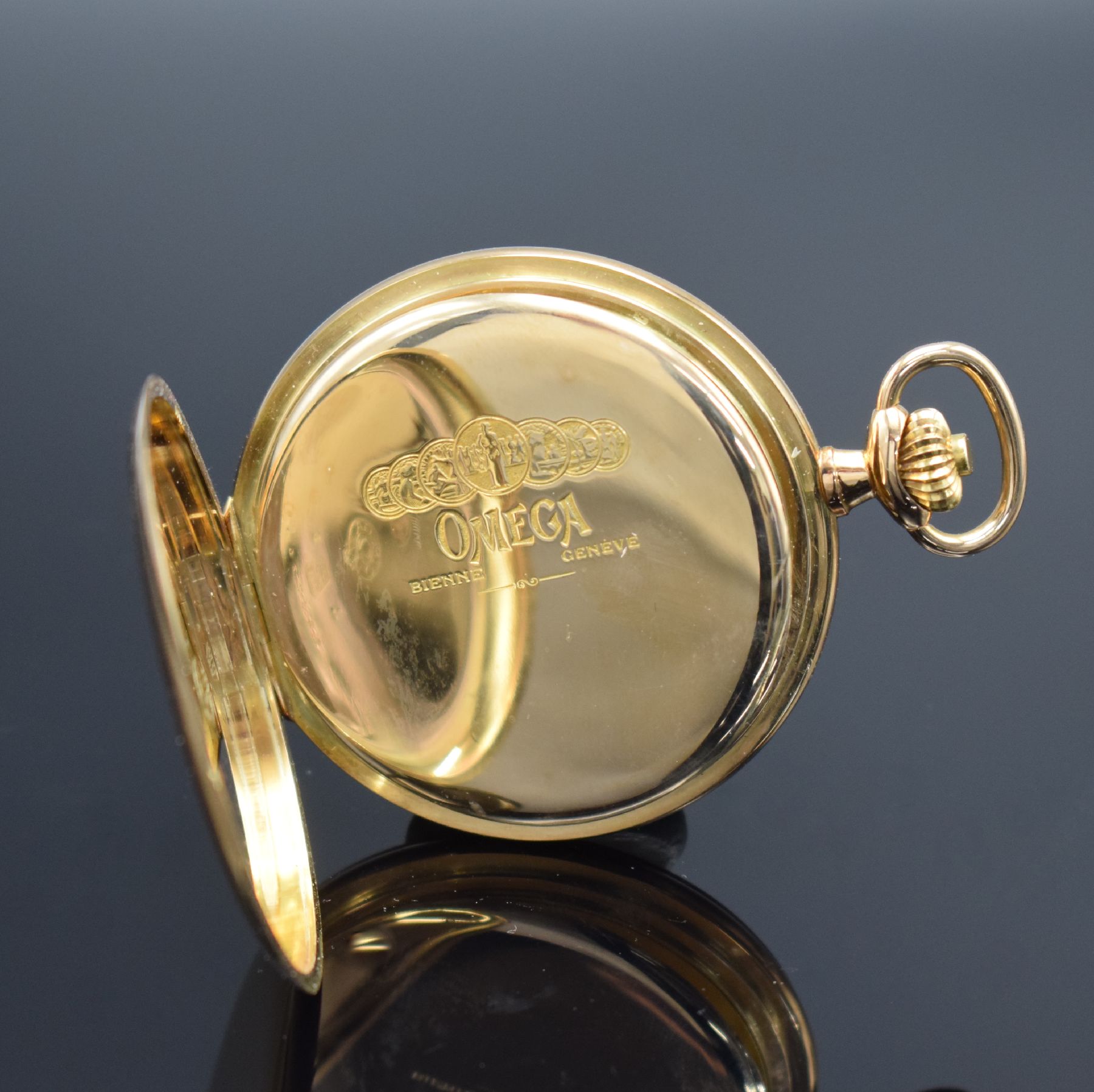 Detail e: OMEGA Savonette Herrentaschenuhr in GG 585/000, Schweiz um 1920, Goldcuvette, auf Deckel Schmuckmonogramm AM, verg. Ankerw., Komp.-Unr., gebl. ...