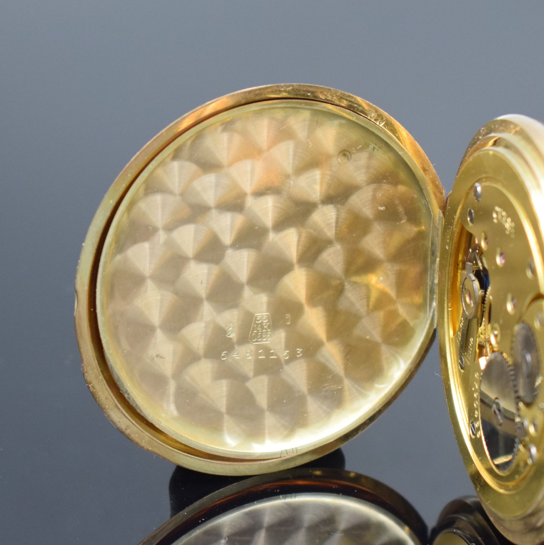 Detail f: OMEGA Savonette Herrentaschenuhr in GG 585/000, Schweiz um 1920, Goldcuvette, auf Deckel Schmuckmonogramm AM, verg. Ankerw., Komp.-Unr., gebl. ...